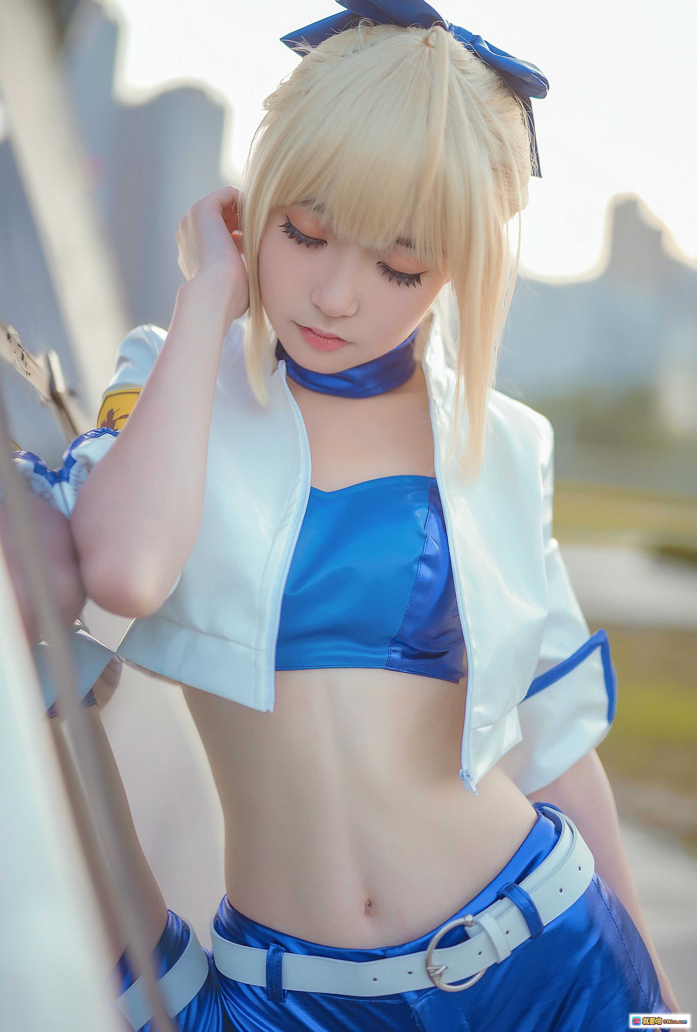 图片[5] - 阿尔托莉雅赛车服cosplay写真｜蓝白制服+短裤+长靴｜金发双马尾造型｜户外玻璃幕墙背景 - 就要吻
