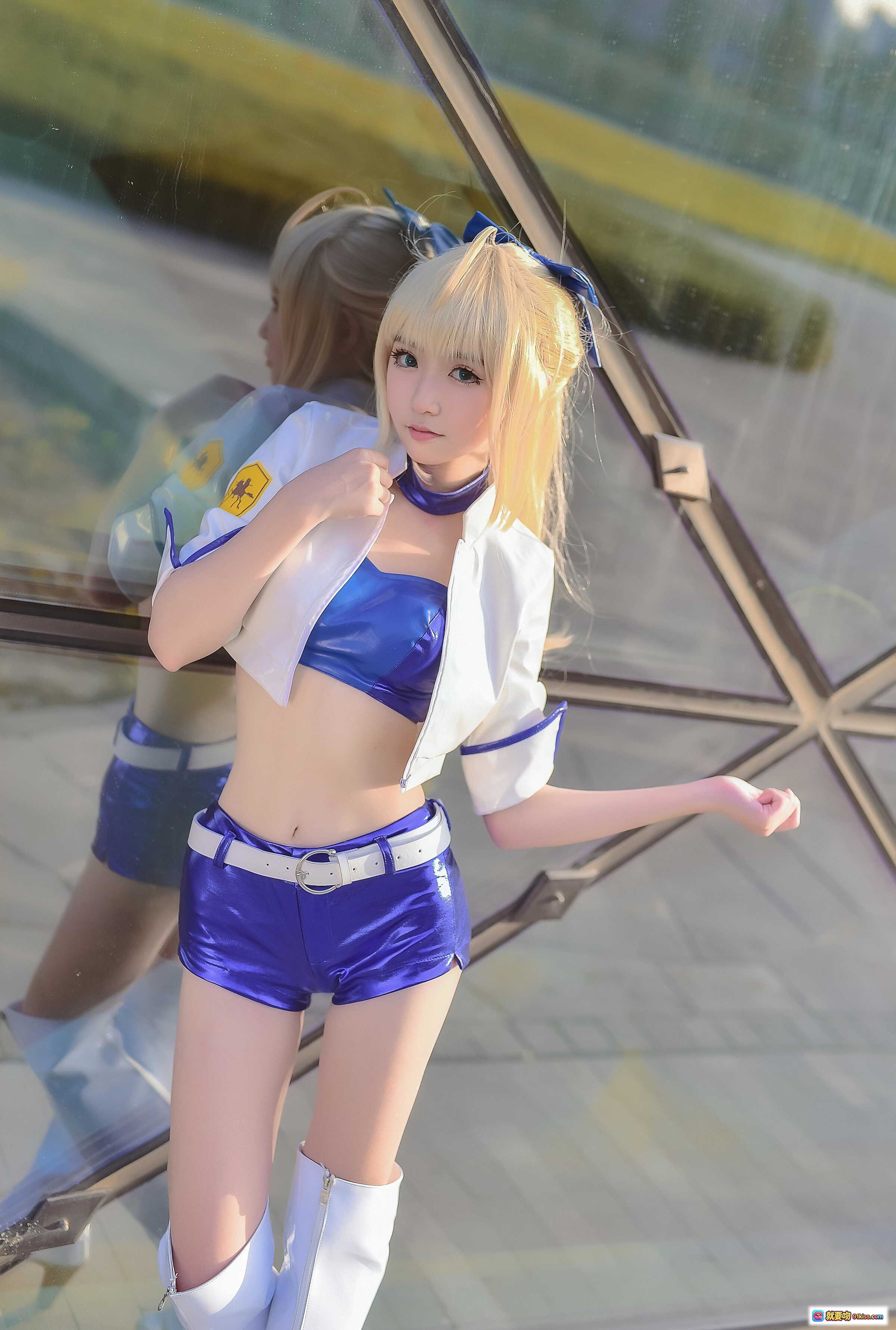 图片[1] - 阿尔托莉雅赛车服cosplay写真｜蓝白制服+短裤+长靴｜金发双马尾造型｜户外玻璃幕墙背景 - 就要吻