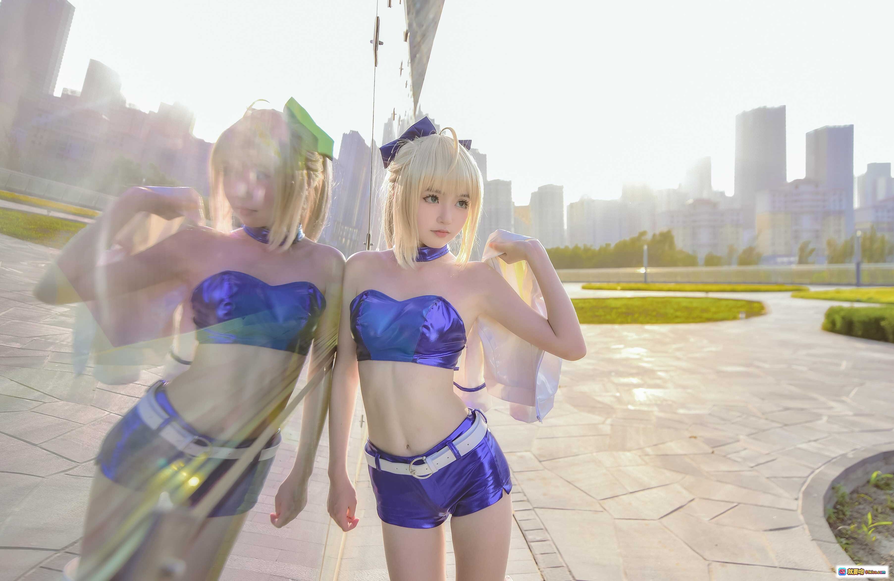 图片[9] - 阿尔托莉雅赛车服cosplay写真｜蓝白制服+短裤+长靴｜金发双马尾造型｜户外玻璃幕墙背景 - 就要吻