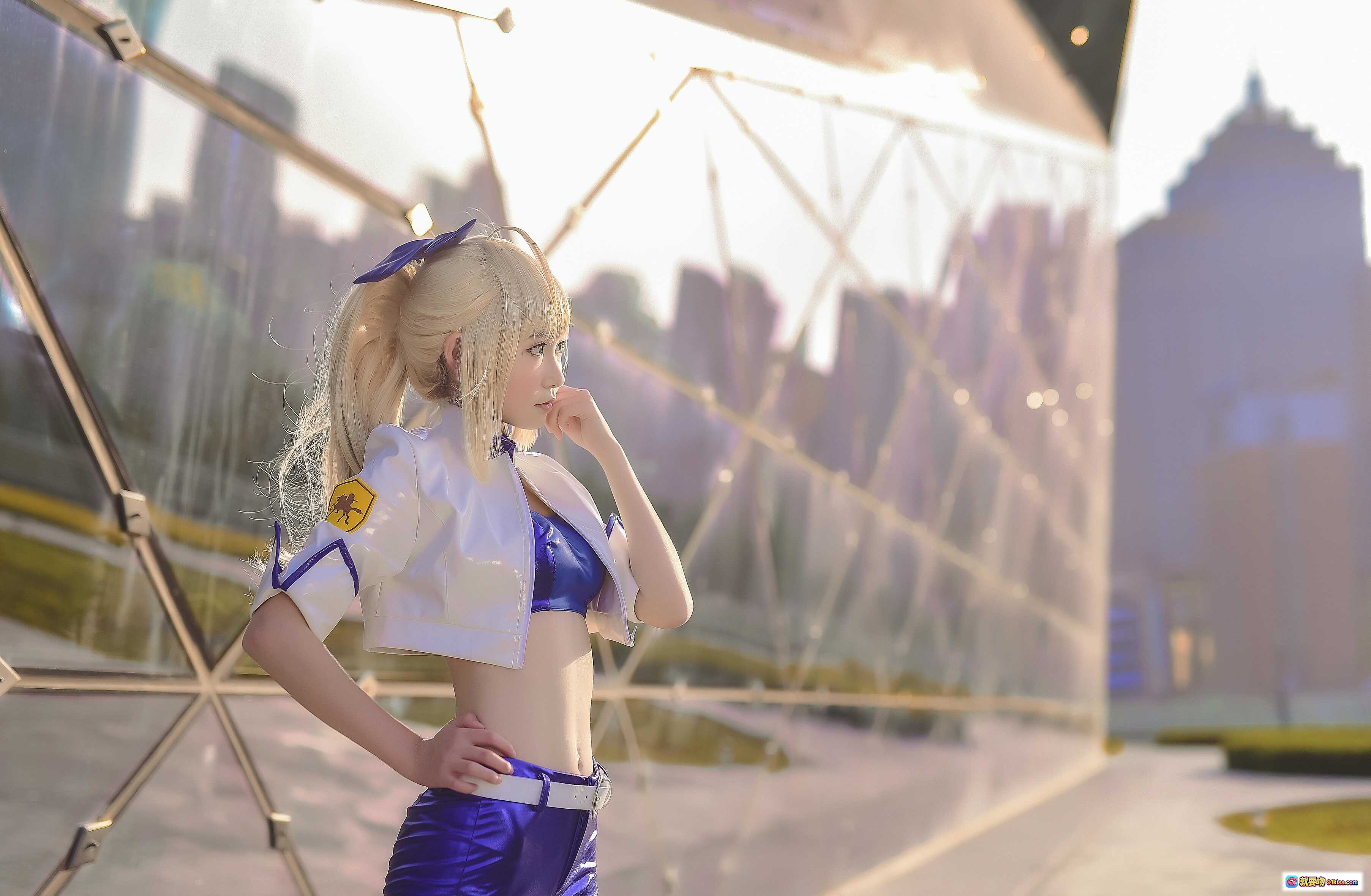 图片[3] - 阿尔托莉雅赛车服cosplay写真｜蓝白制服+短裤+长靴｜金发双马尾造型｜户外玻璃幕墙背景 - 就要吻