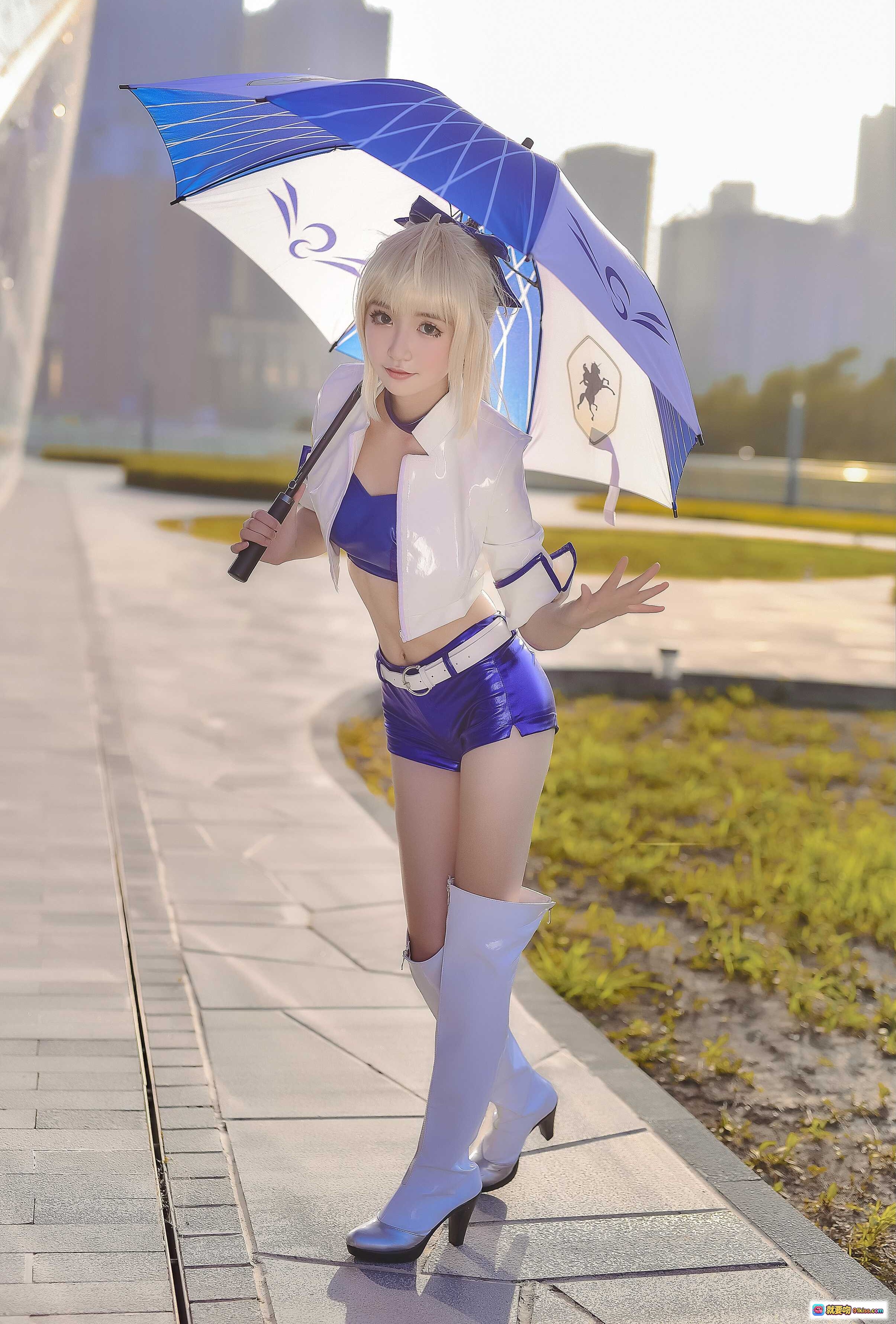 图片[8] - 阿尔托莉雅赛车服cosplay写真｜蓝白制服+短裤+长靴｜金发双马尾造型｜户外玻璃幕墙背景 - 就要吻