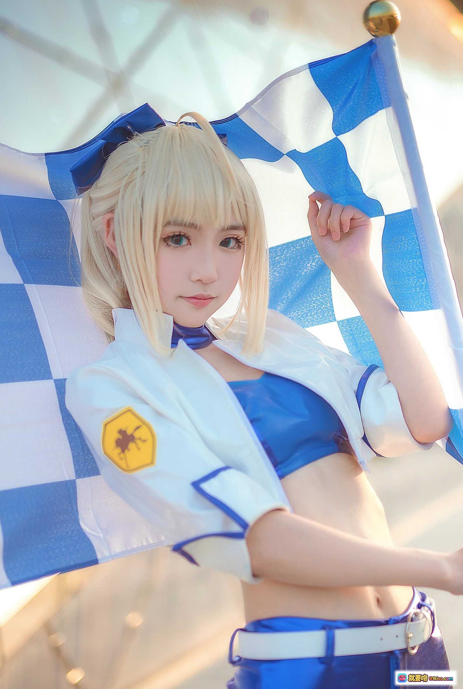 图片[7] - 阿尔托莉雅赛车服cosplay写真｜蓝白制服+短裤+长靴｜金发双马尾造型｜户外玻璃幕墙背景 - 就要吻