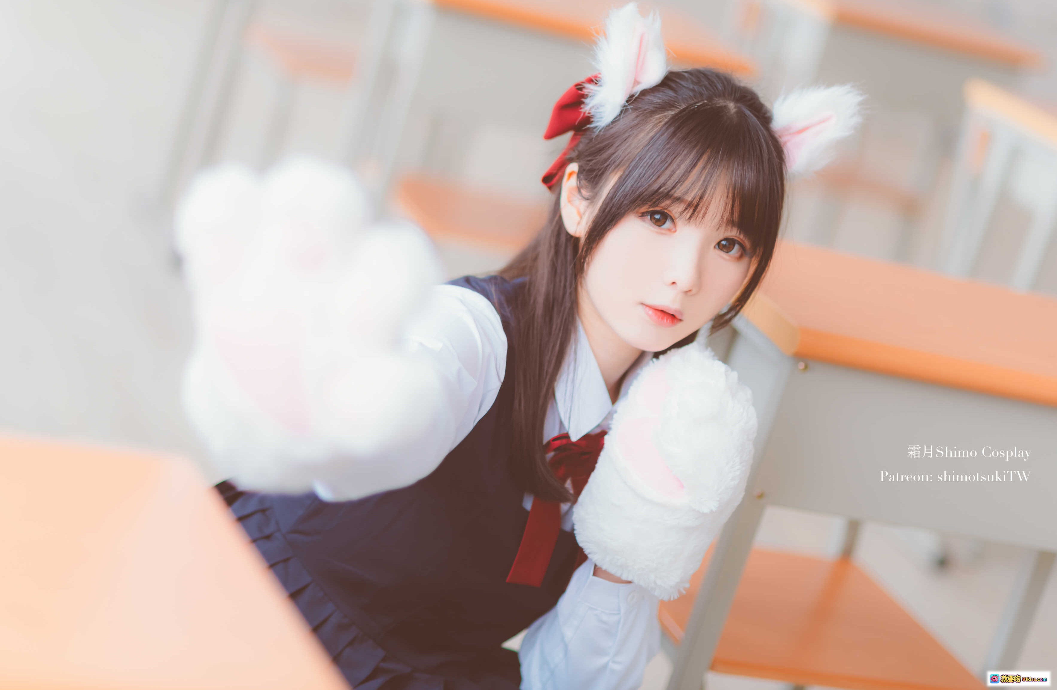 霜月Shimo Cosplay JK制服兔耳少女写真 | 17P高清图集 | 校园风萌系美少女 | 白色毛绒手套+红色蝴蝶结 | 甜酷日系风格 - 就要吻