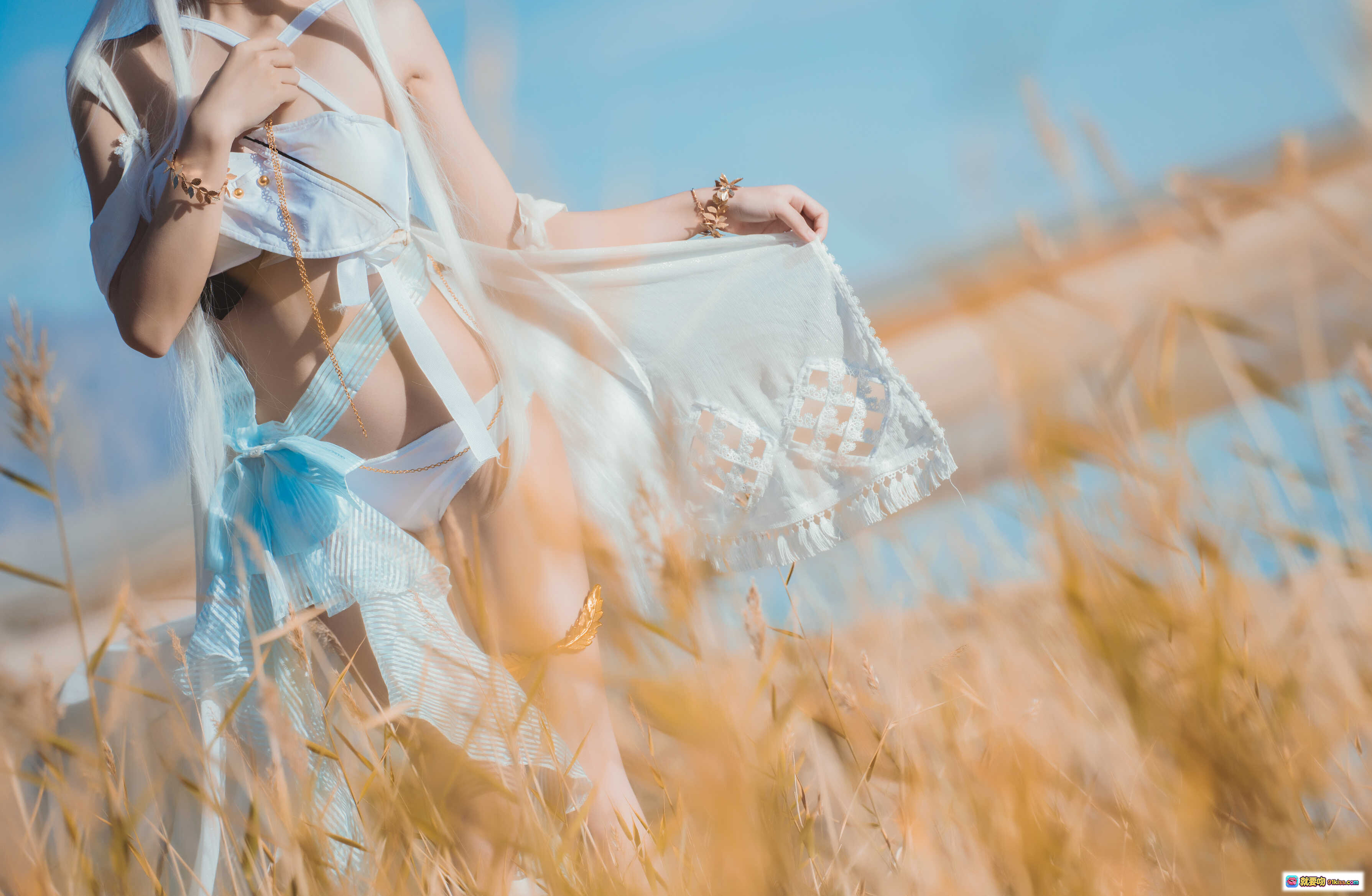 图片[4] - 桜桃喵白金cosplay明日方舟角色 金发猫耳皇冠蓝白裙装草原山景写真 - 就要吻