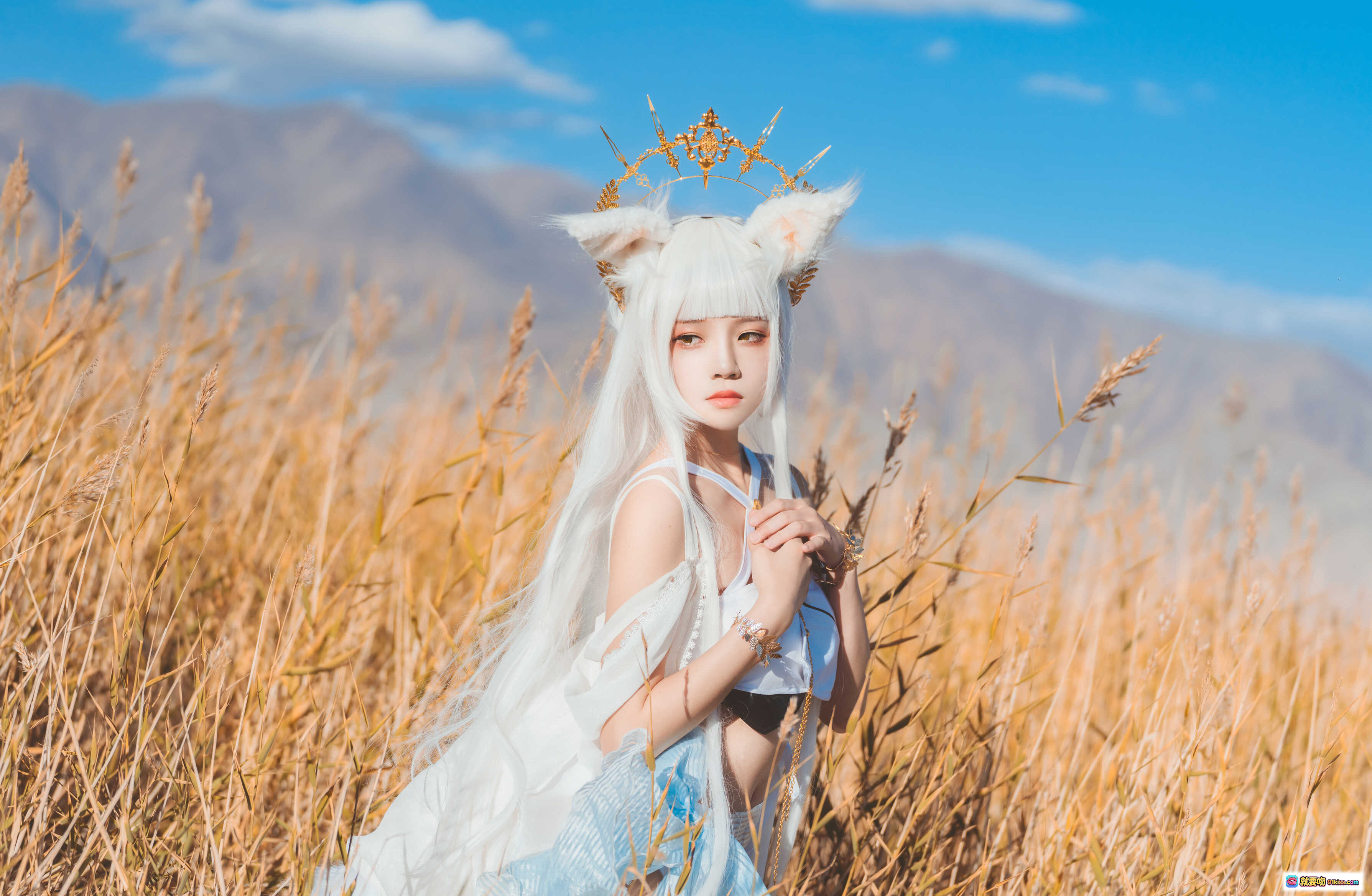 桜桃喵白金cosplay明日方舟角色 金发猫耳皇冠蓝白裙装草原山景写真 - 就要吻