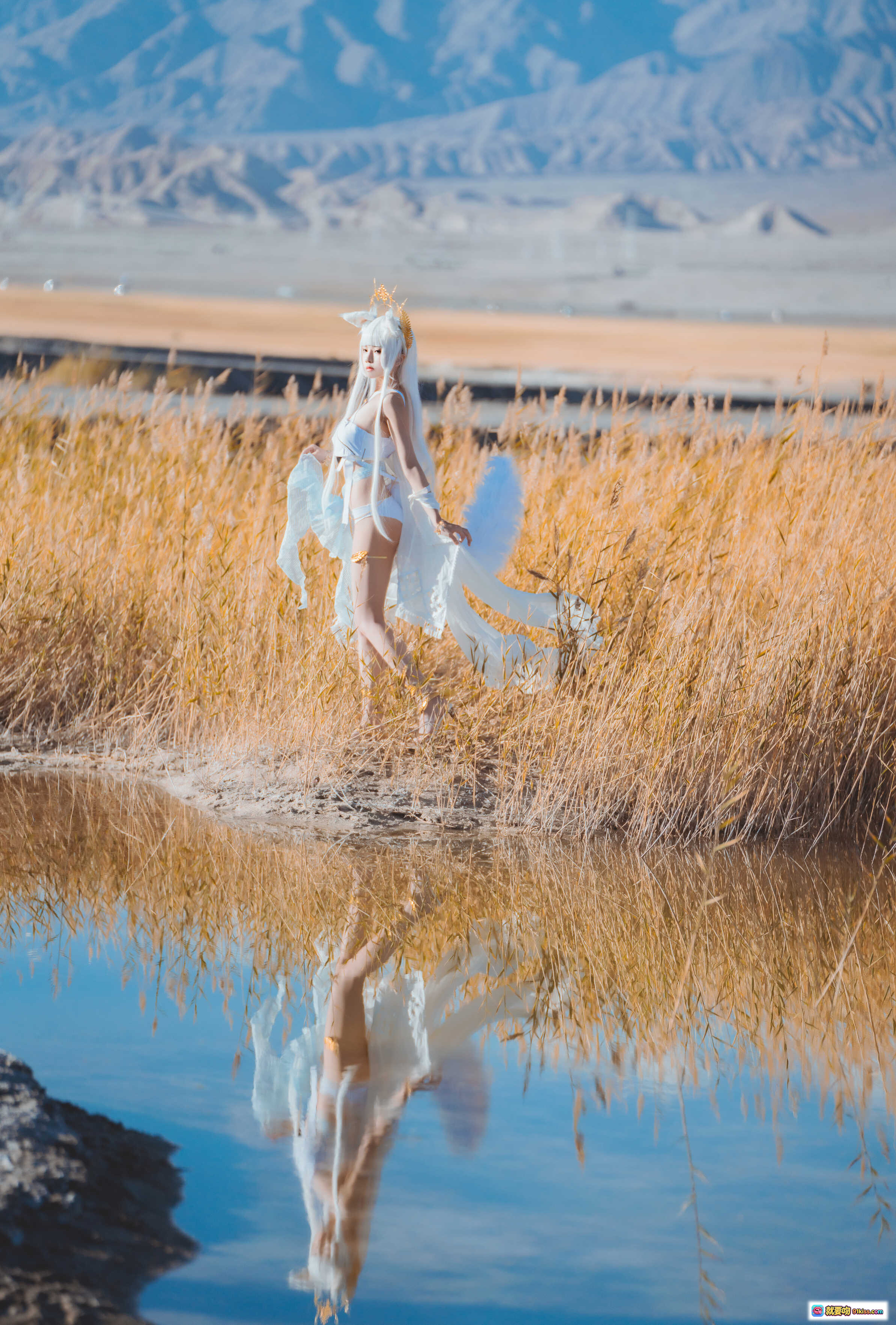 图片[6] - 桜桃喵白金cosplay明日方舟角色 金发猫耳皇冠蓝白裙装草原山景写真 - 就要吻