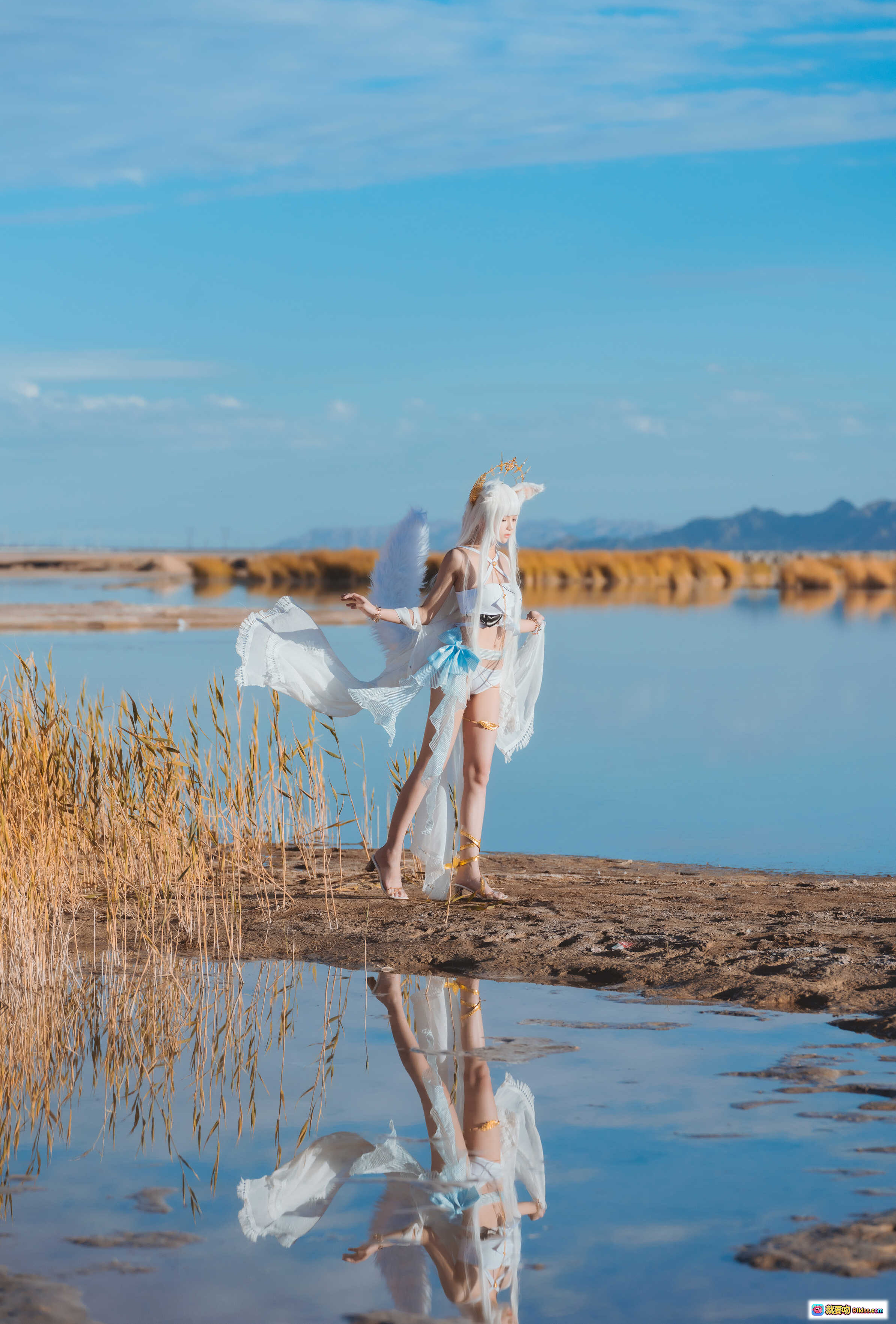 图片[7] - 桜桃喵白金cosplay明日方舟角色 金发猫耳皇冠蓝白裙装草原山景写真 - 就要吻