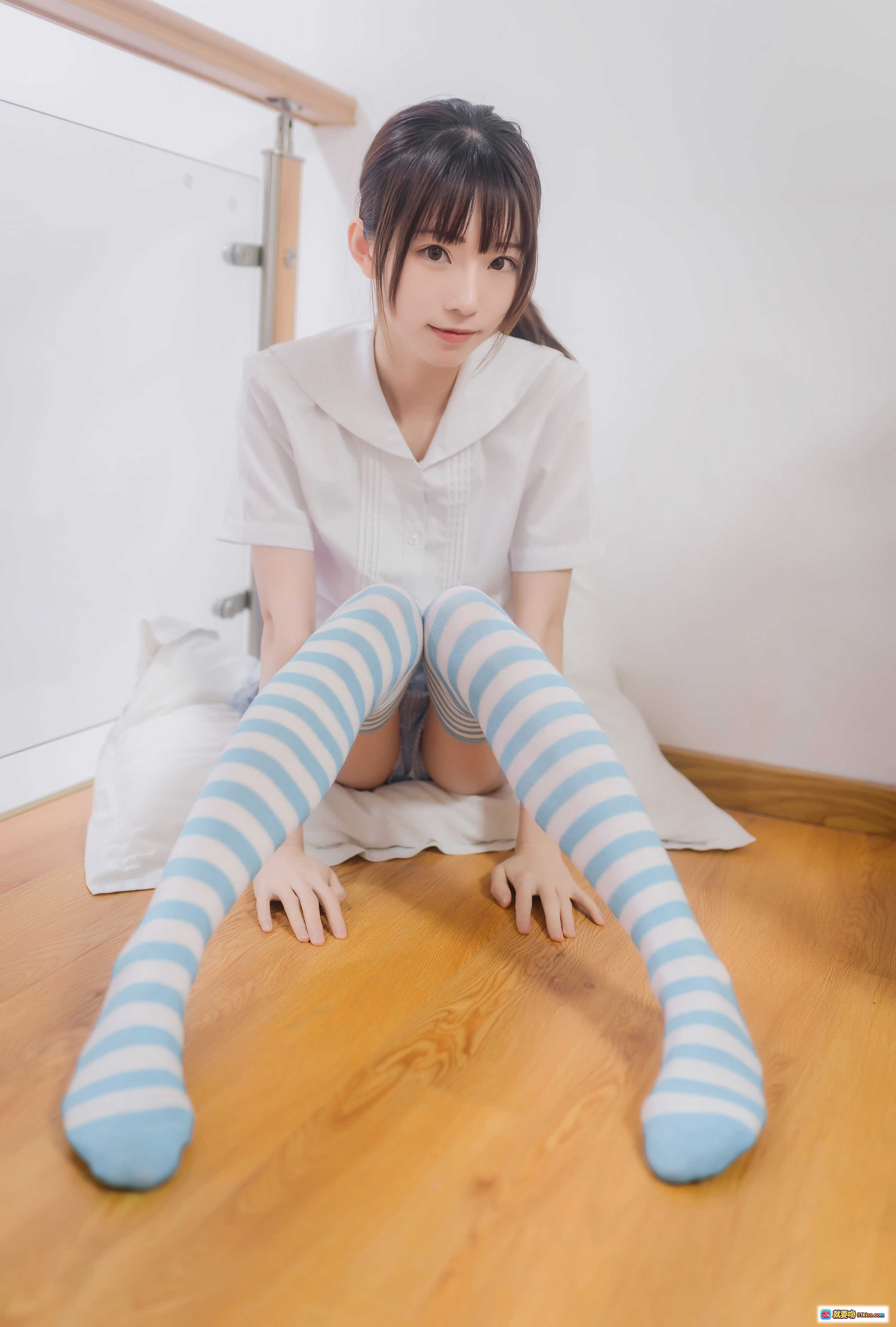 图片[8] - Kitaro绮太郎NO.023蓝白条纹袜少女写真·白色短袖衬衫+牛仔短裤·清新校园风坐姿美腿图集 - 就要吻