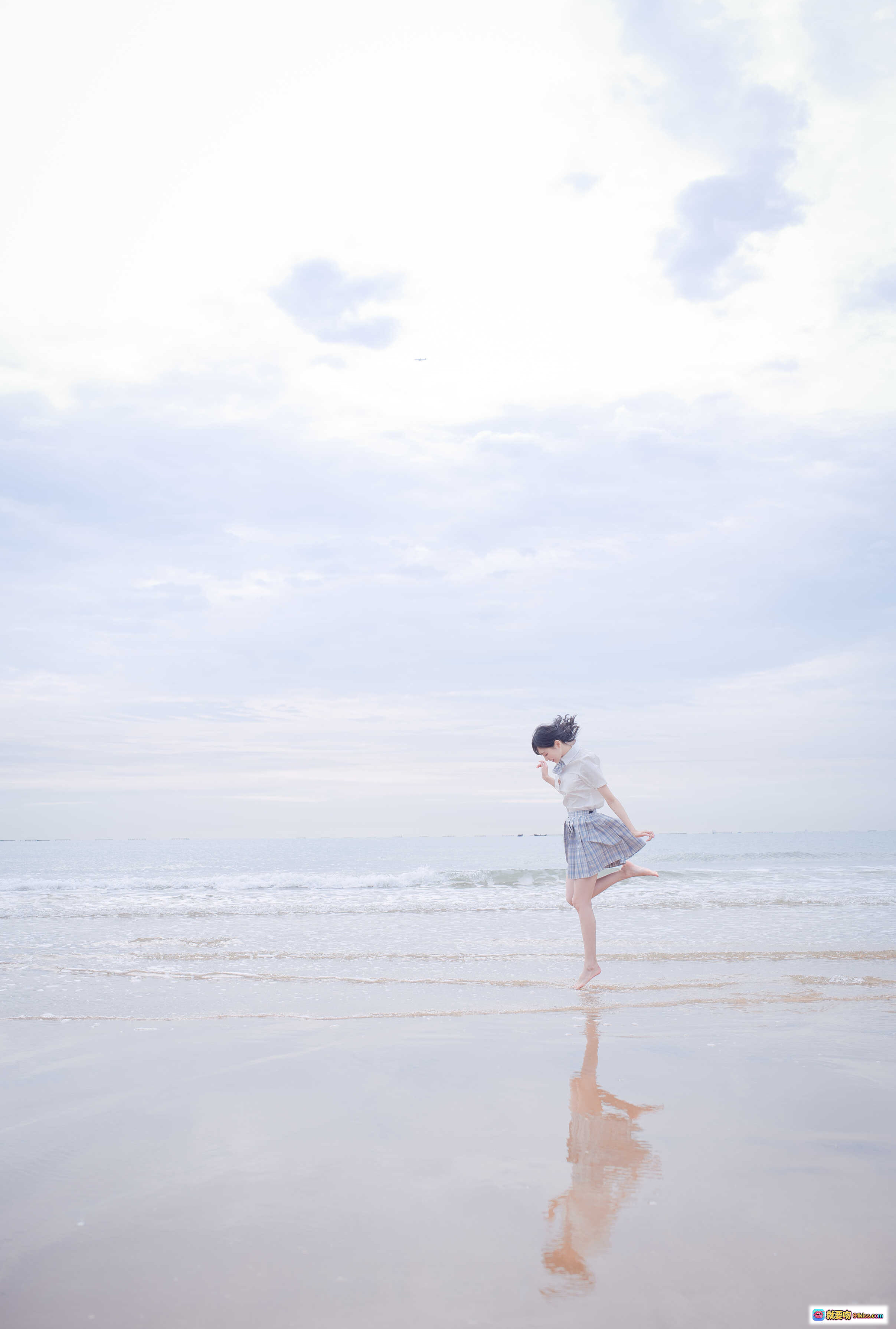 图片[1] - 周叽可爱兔兔NO.020海边JK写真 35P清新少女跳躍海灘倒影唯美風景 - 就要吻