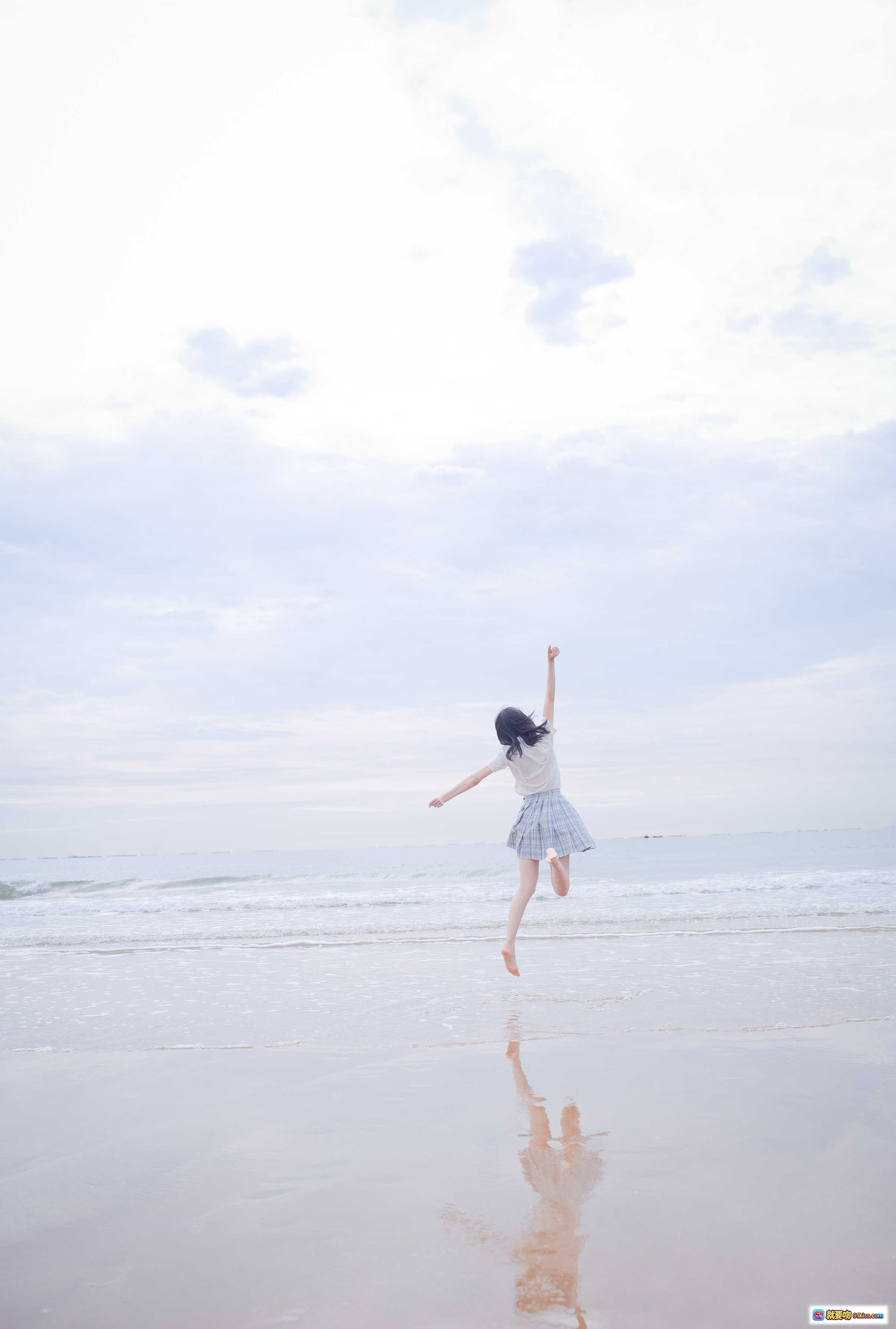 图片[4] - 周叽可爱兔兔NO.020海边JK写真 35P清新少女跳躍海灘倒影唯美風景 - 就要吻