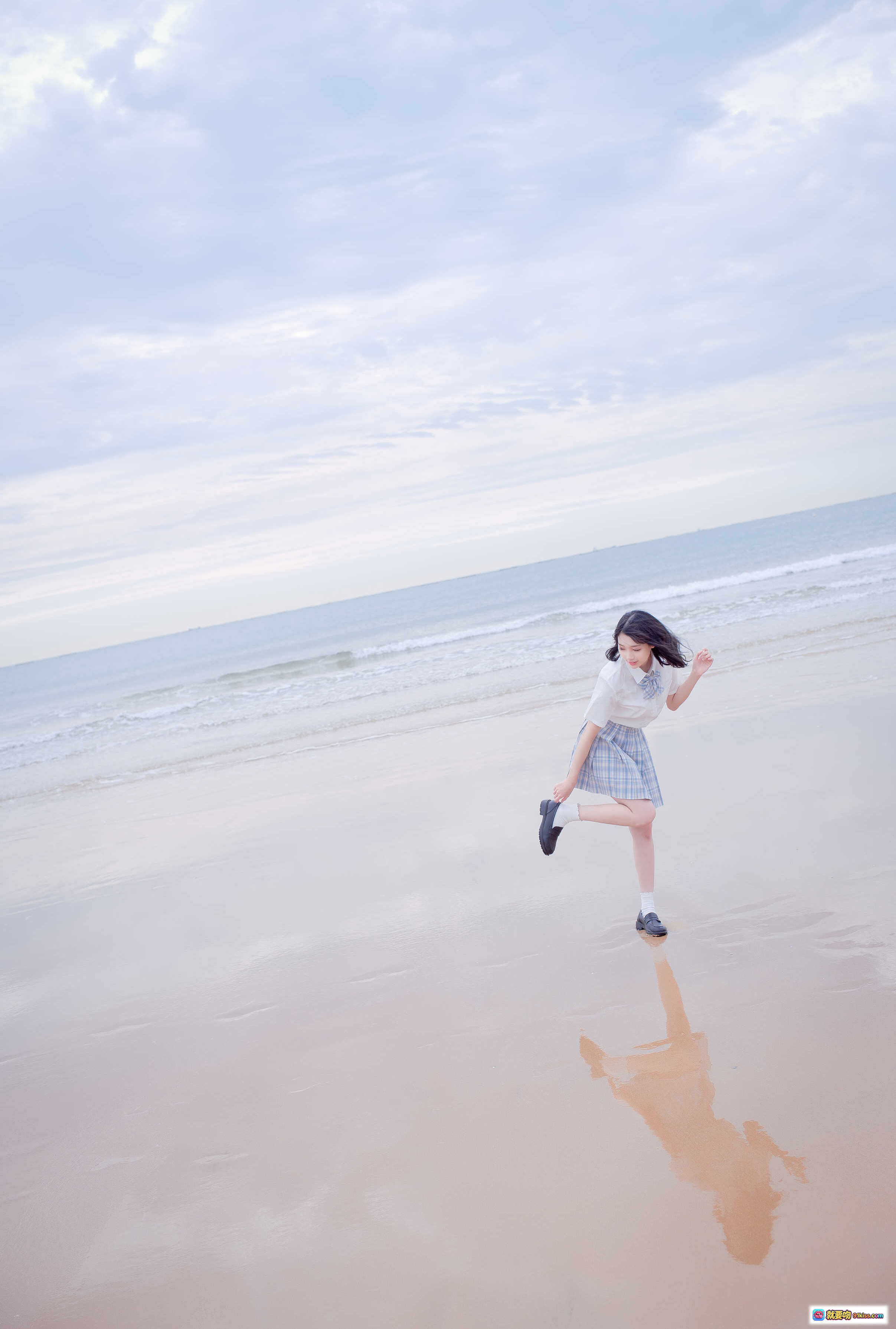 图片[2] - 周叽可爱兔兔NO.020海边JK写真 35P清新少女跳躍海灘倒影唯美風景 - 就要吻