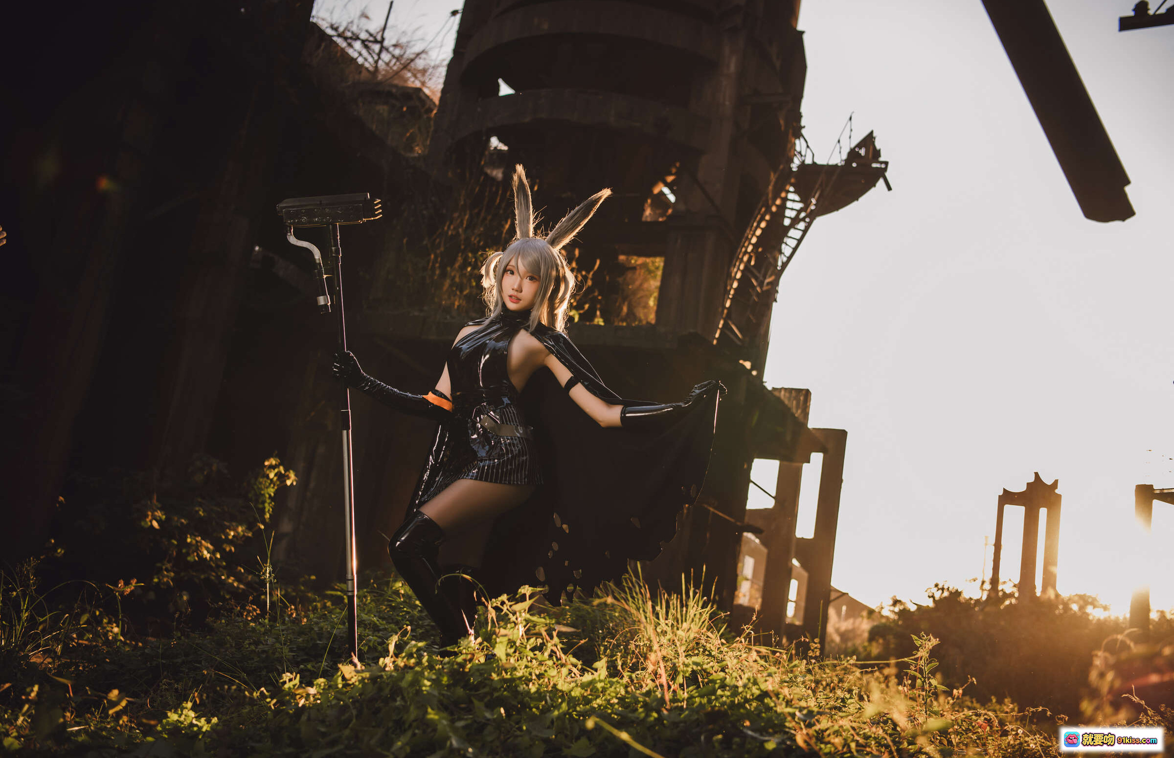 图片[4] - 瓜希酱NO.009暴行Cosplay写真｜银发兔耳黑裙皮靴废墟工业风性感造型 - 就要吻