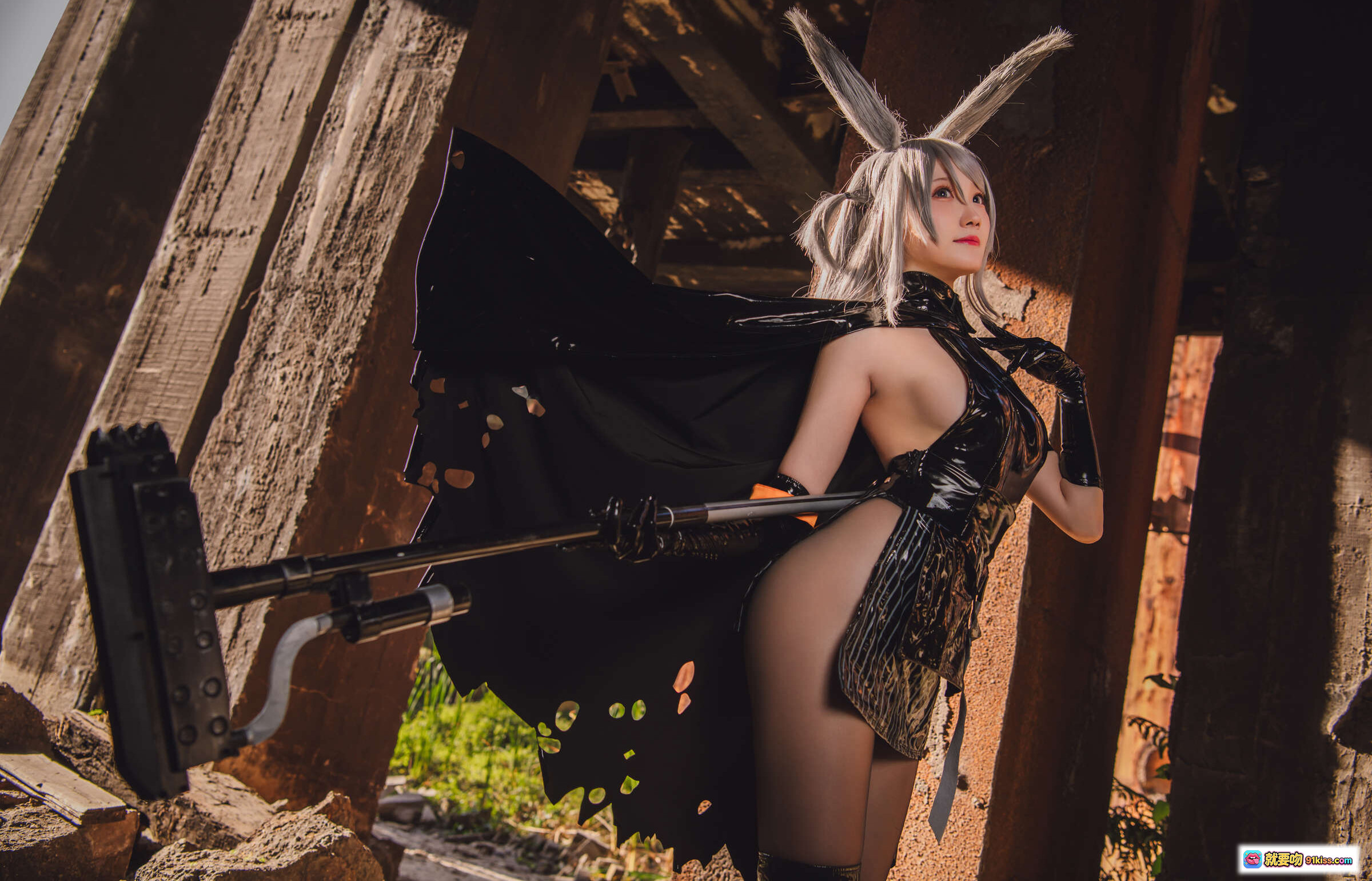 图片[3] - 瓜希酱NO.009暴行Cosplay写真｜银发兔耳黑裙皮靴废墟工业风性感造型 - 就要吻