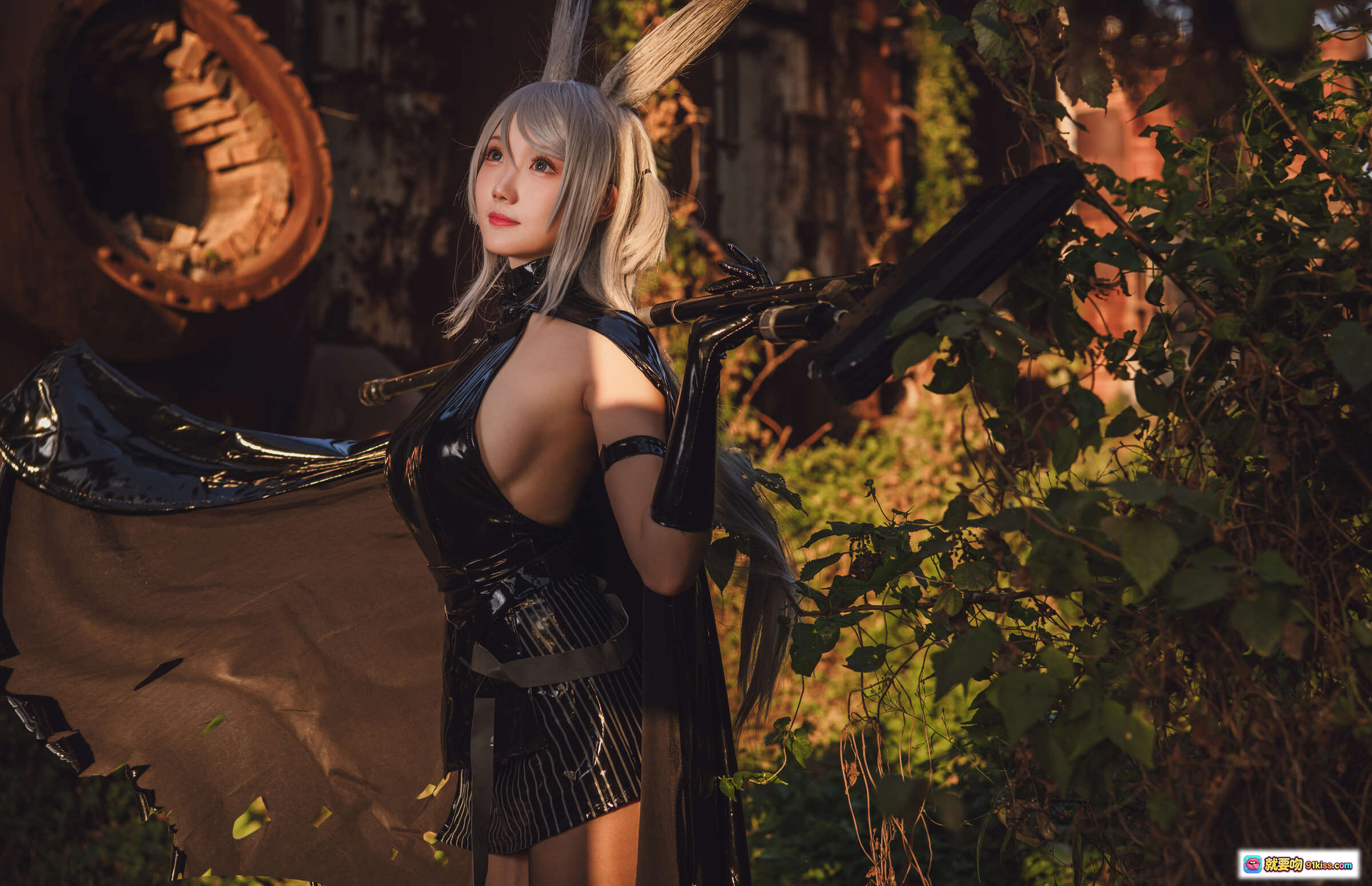 图片[5] - 瓜希酱NO.009暴行Cosplay写真｜银发兔耳黑裙皮靴废墟工业风性感造型 - 就要吻