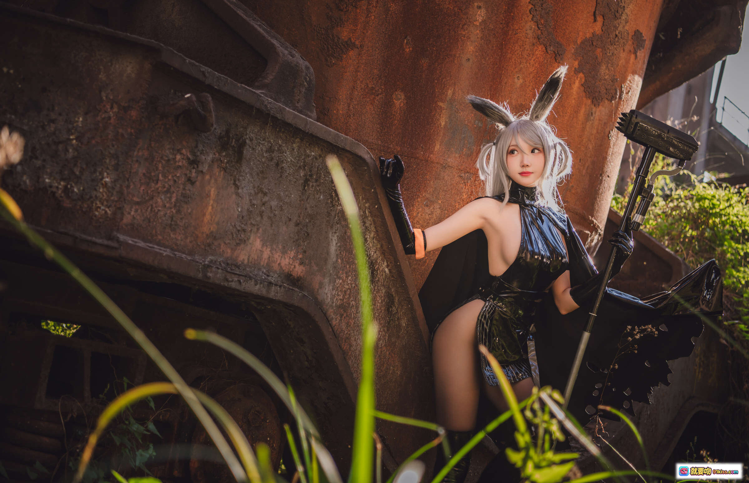 图片[2] - 瓜希酱NO.009暴行Cosplay写真｜银发兔耳黑裙皮靴废墟工业风性感造型 - 就要吻