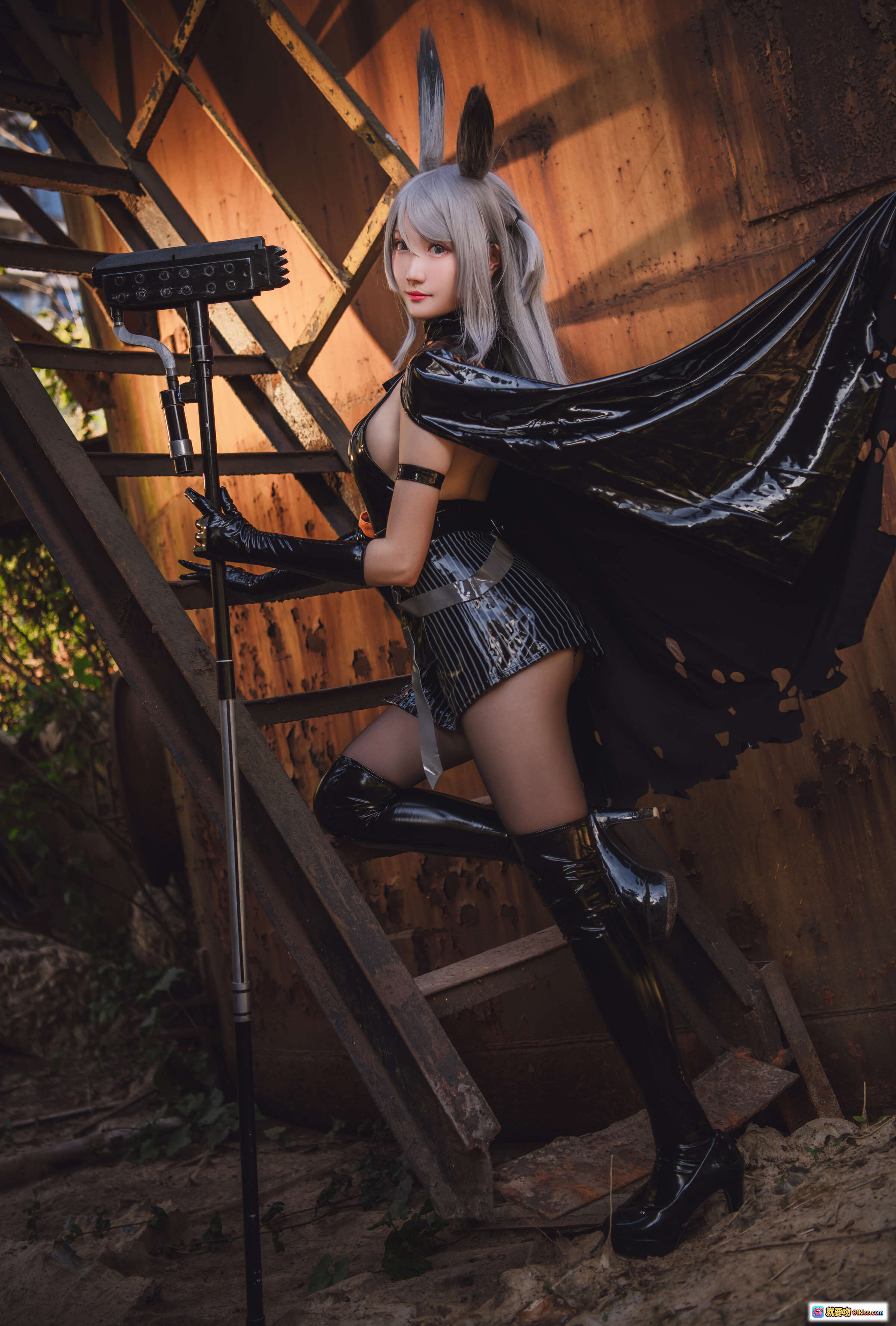 瓜希酱NO.009暴行Cosplay写真｜银发兔耳黑裙皮靴废墟工业风性感造型 - 就要吻