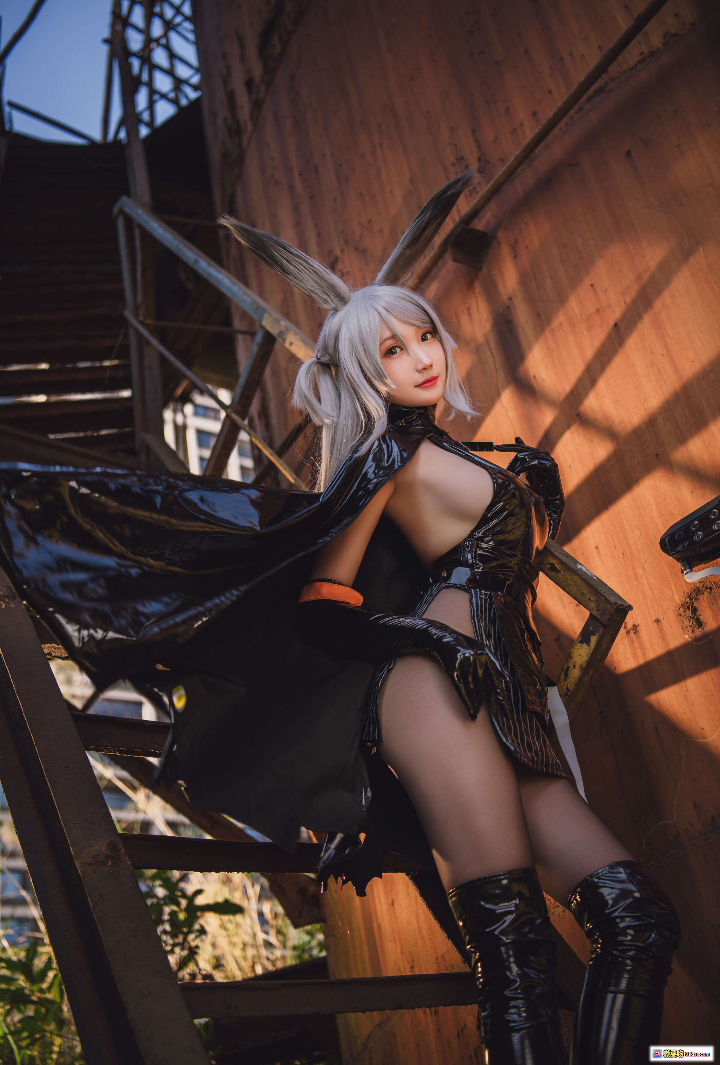 图片[9] - 瓜希酱NO.009暴行Cosplay写真｜银发兔耳黑裙皮靴废墟工业风性感造型 - 就要吻