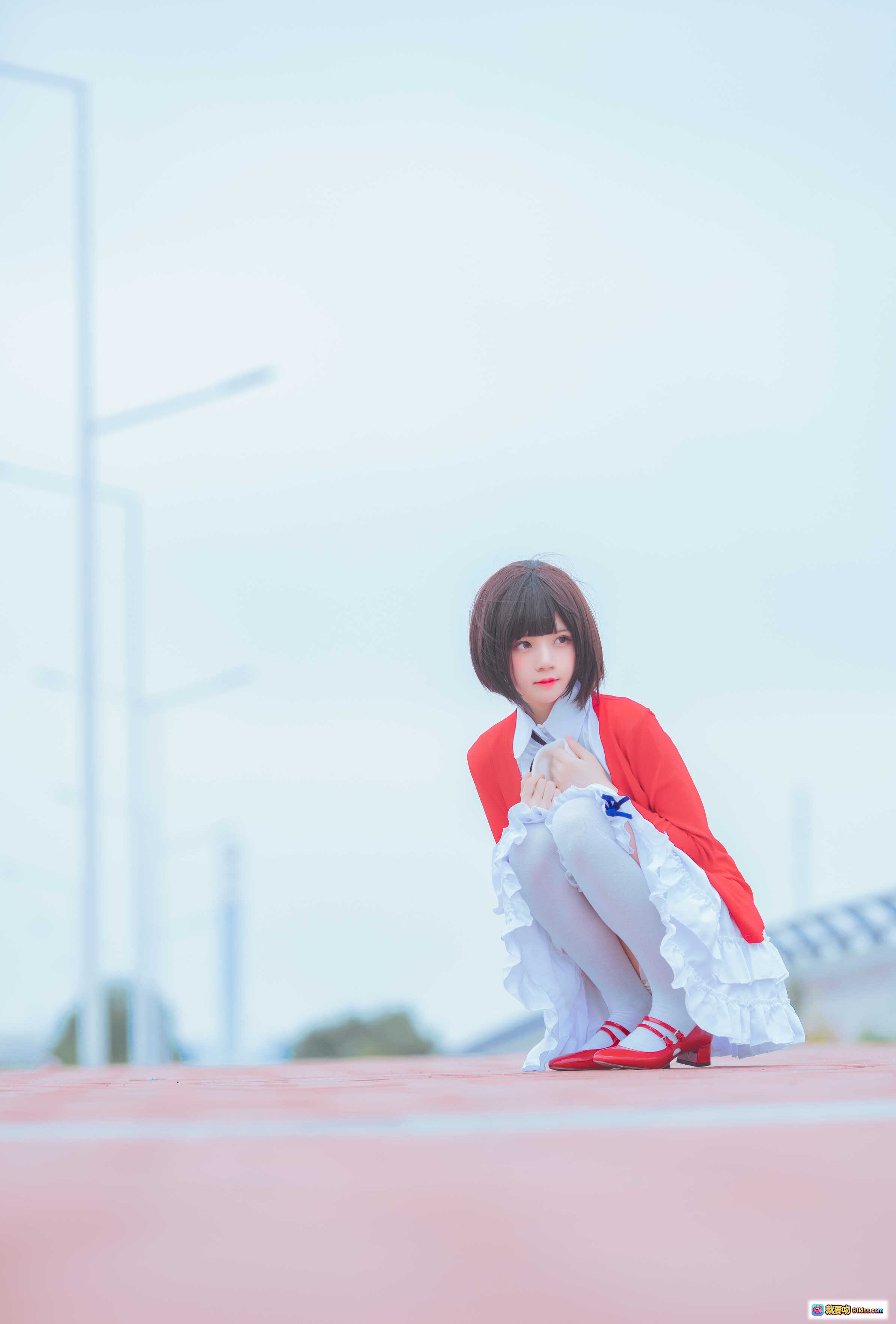 图片[2] - 桜桃喵cos加藤惠常服造型 红白配色少女蹲姿写真 甜美日系风格 33P高清图集 - 就要吻