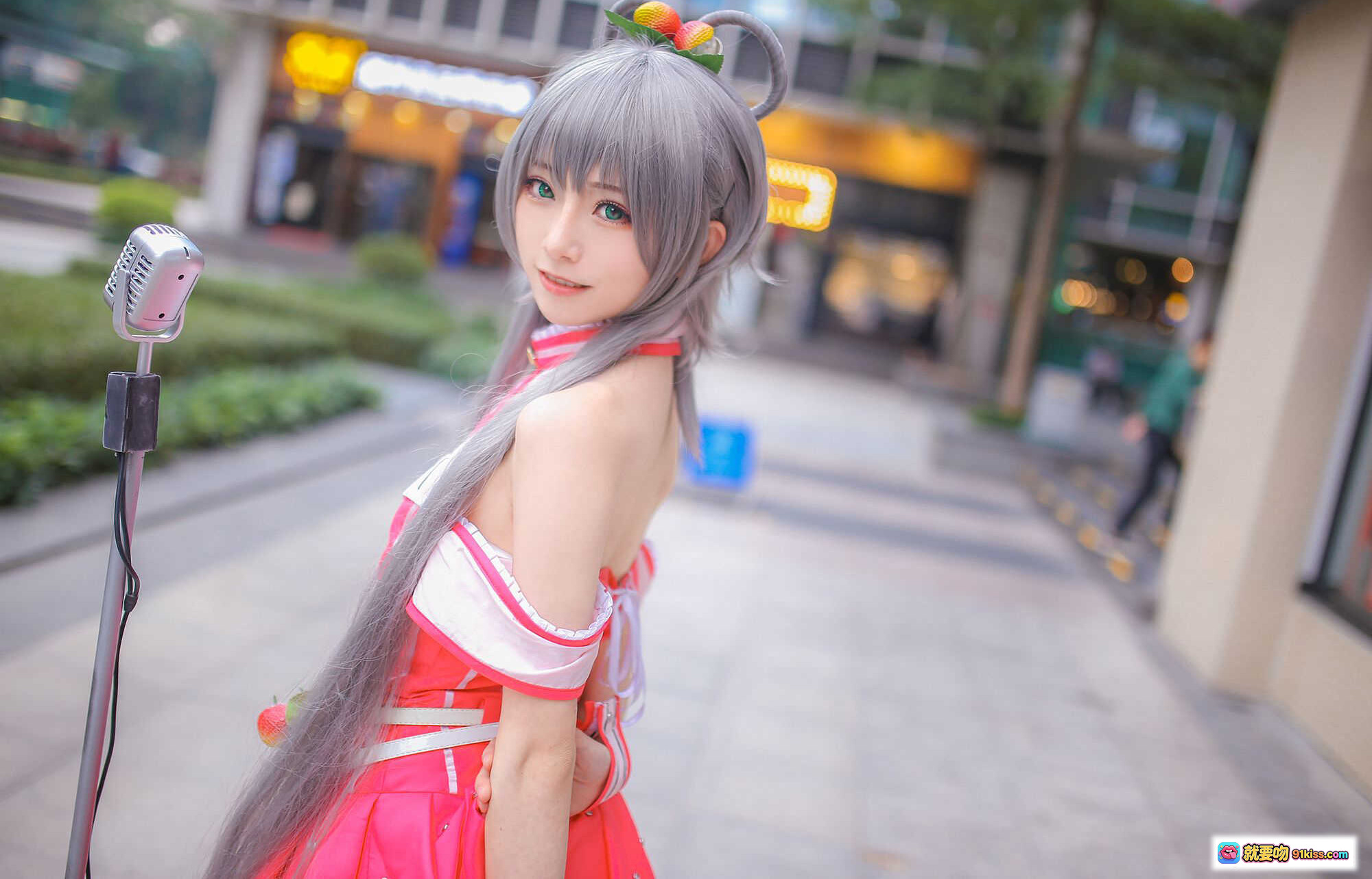 图片[6] - 洛天依X美年达联名COS写真 | 灰发双马尾少女 | 粉白条纹制服裙 | 水果装饰发饰腰带 | 户外街拍清新风 - 就要吻