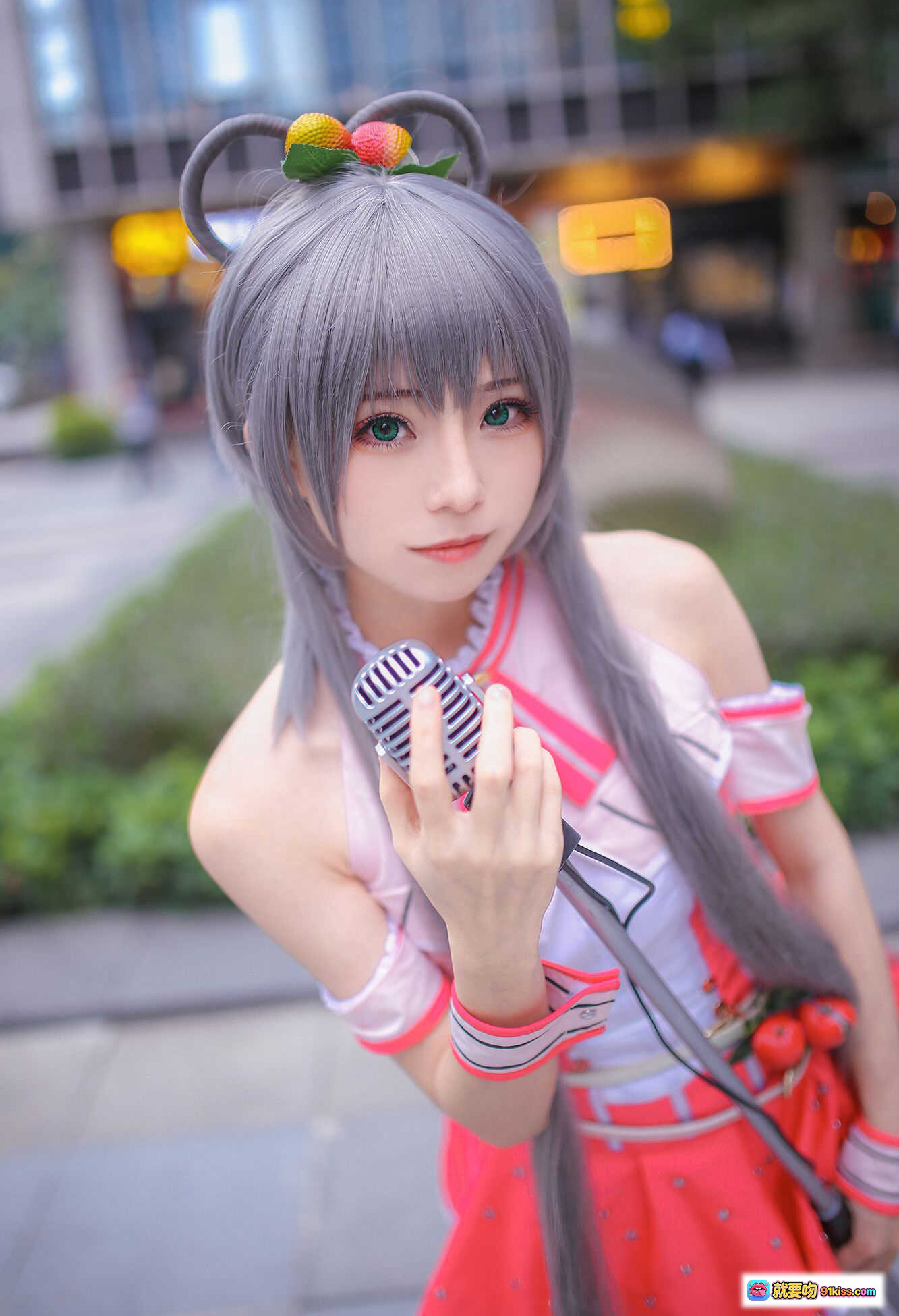 图片[5] - 洛天依X美年达联名COS写真 | 灰发双马尾少女 | 粉白条纹制服裙 | 水果装饰发饰腰带 | 户外街拍清新风 - 就要吻