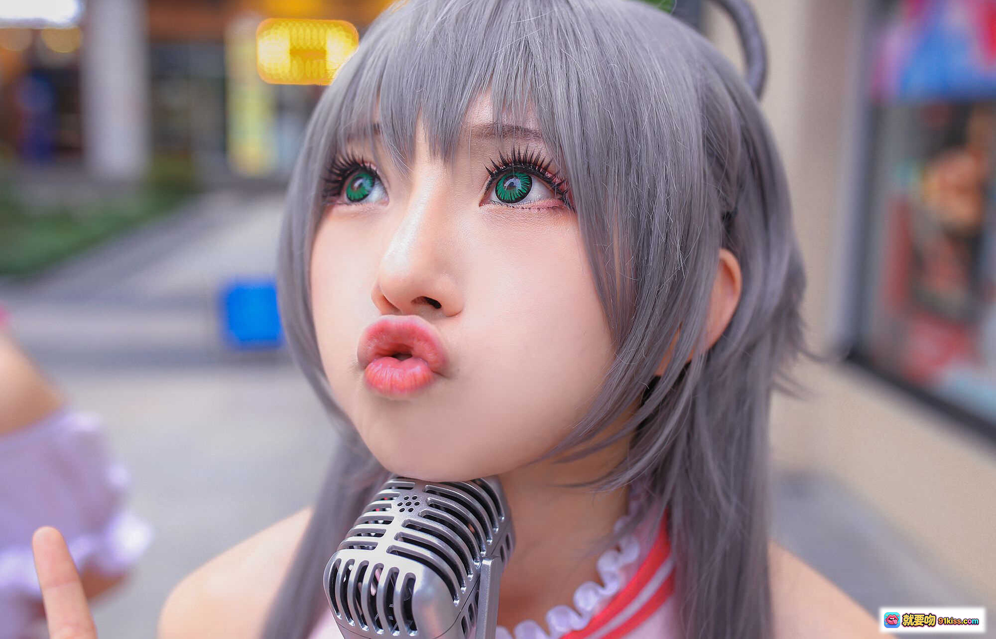 图片[2] - 洛天依X美年达联名COS写真 | 灰发双马尾少女 | 粉白条纹制服裙 | 水果装饰发饰腰带 | 户外街拍清新风 - 就要吻