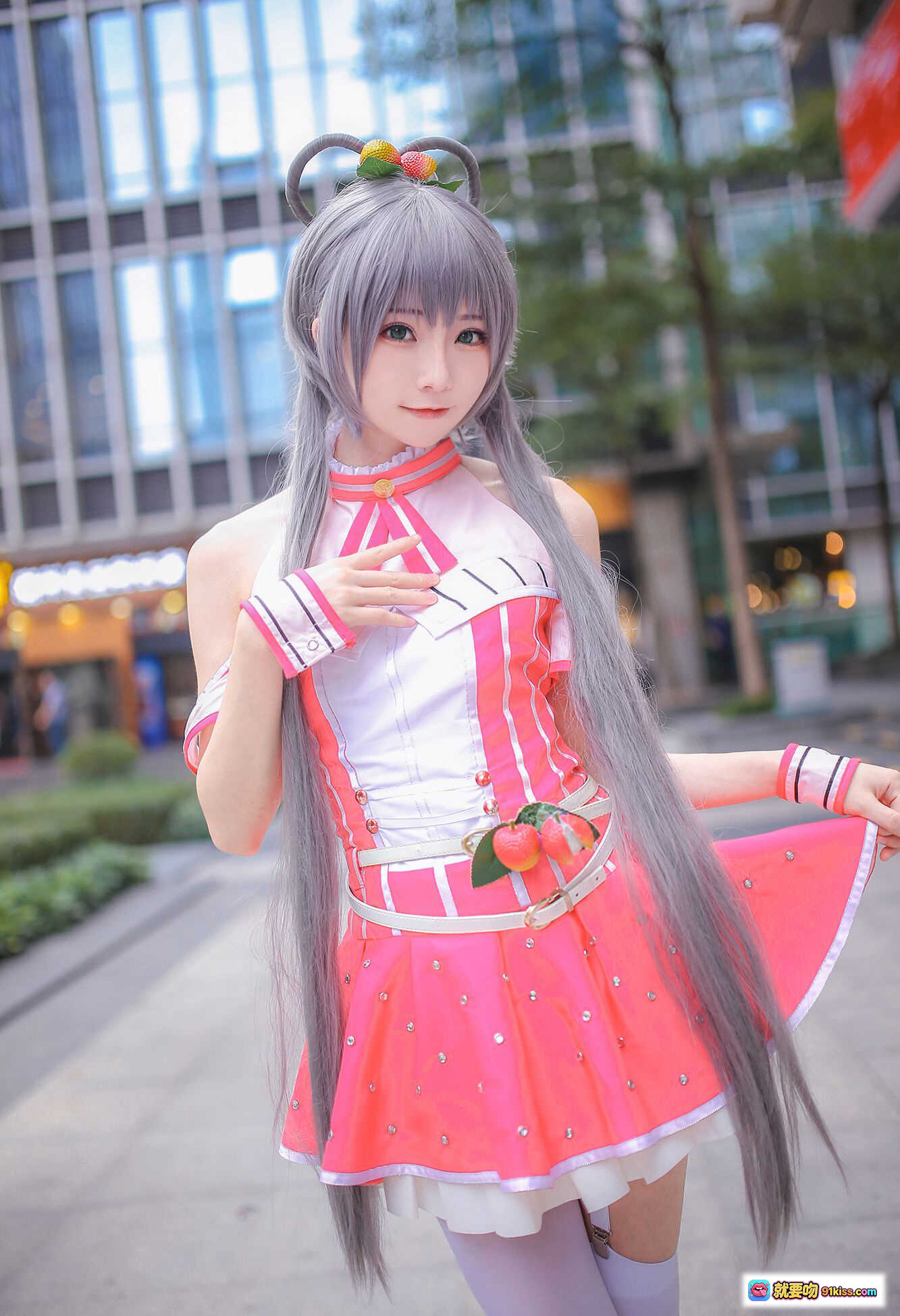 图片[1] - 洛天依X美年达联名COS写真 | 灰发双马尾少女 | 粉白条纹制服裙 | 水果装饰发饰腰带 | 户外街拍清新风 - 就要吻