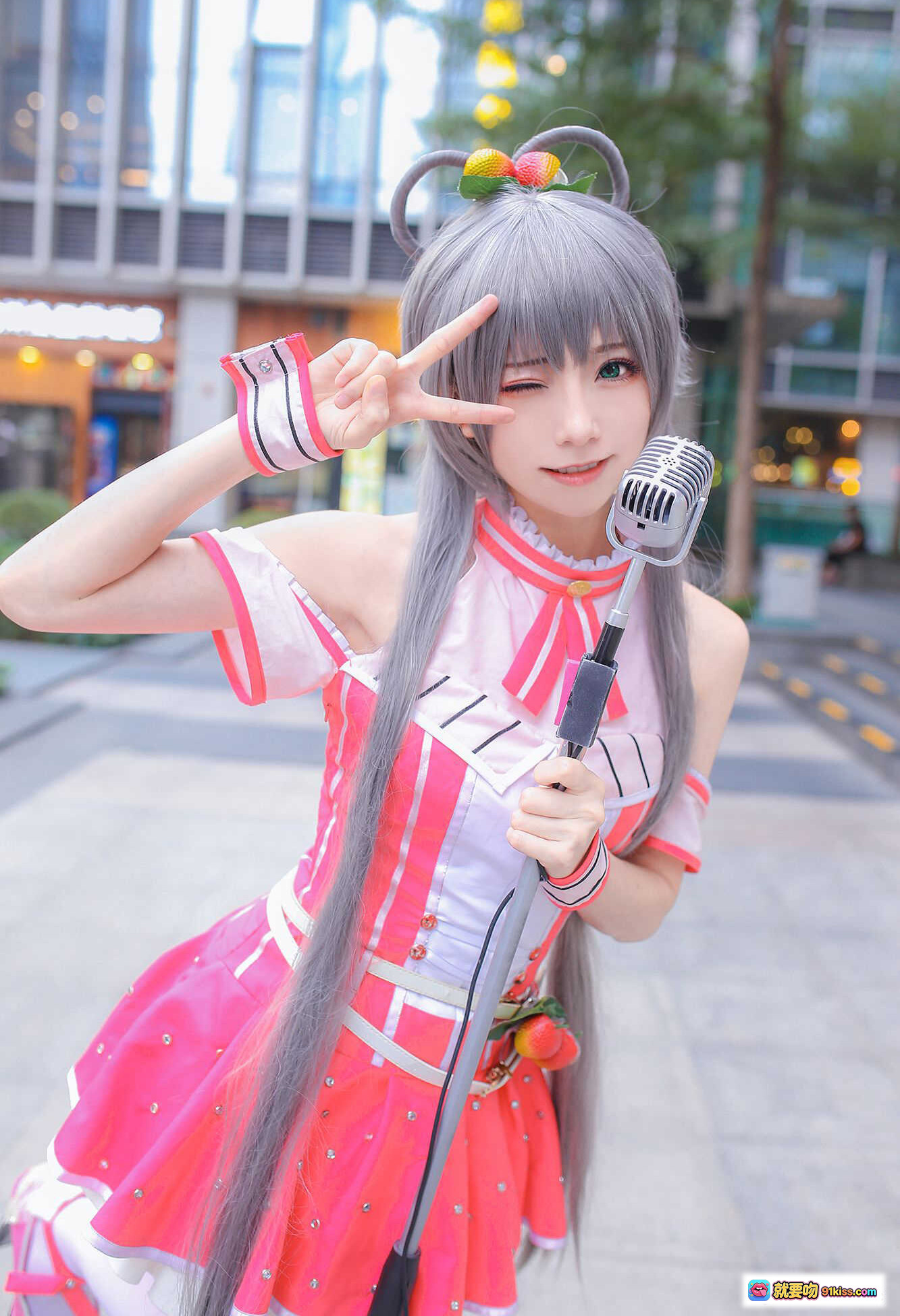 图片[3] - 洛天依X美年达联名COS写真 | 灰发双马尾少女 | 粉白条纹制服裙 | 水果装饰发饰腰带 | 户外街拍清新风 - 就要吻