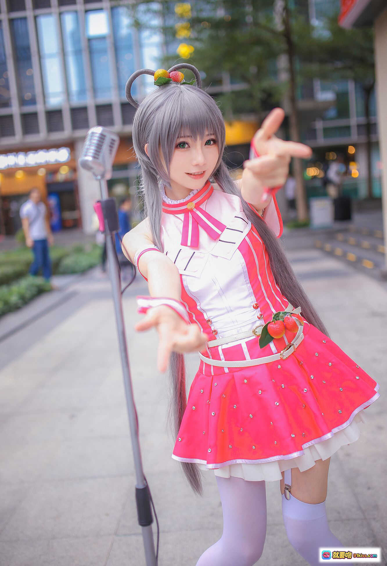 图片[8] - 洛天依X美年达联名COS写真 | 灰发双马尾少女 | 粉白条纹制服裙 | 水果装饰发饰腰带 | 户外街拍清新风 - 就要吻