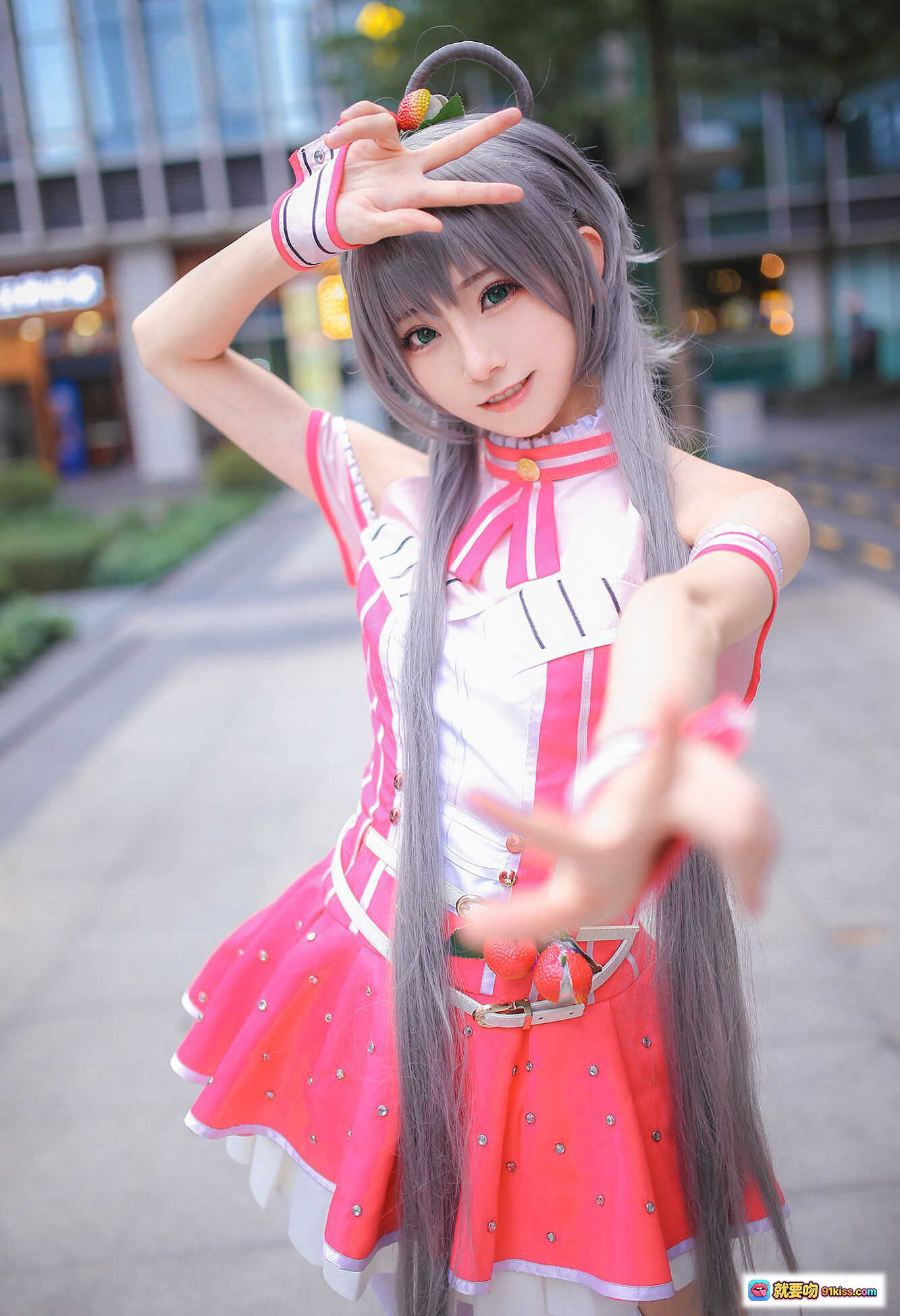 图片[10] - 洛天依X美年达联名COS写真 | 灰发双马尾少女 | 粉白条纹制服裙 | 水果装饰发饰腰带 | 户外街拍清新风 - 就要吻