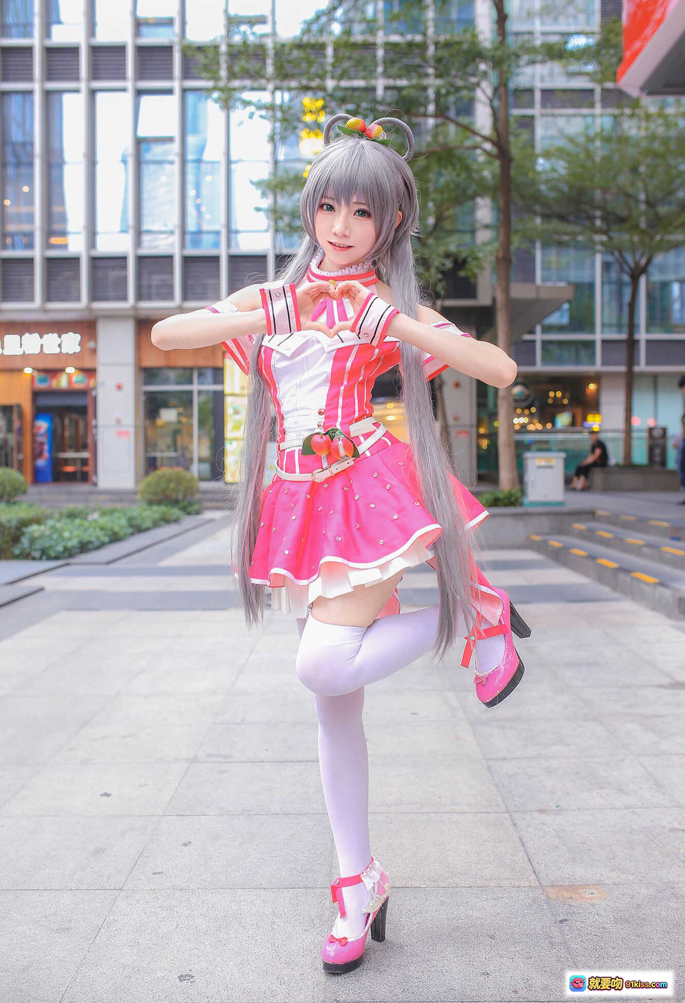 图片[7] - 洛天依X美年达联名COS写真 | 灰发双马尾少女 | 粉白条纹制服裙 | 水果装饰发饰腰带 | 户外街拍清新风 - 就要吻