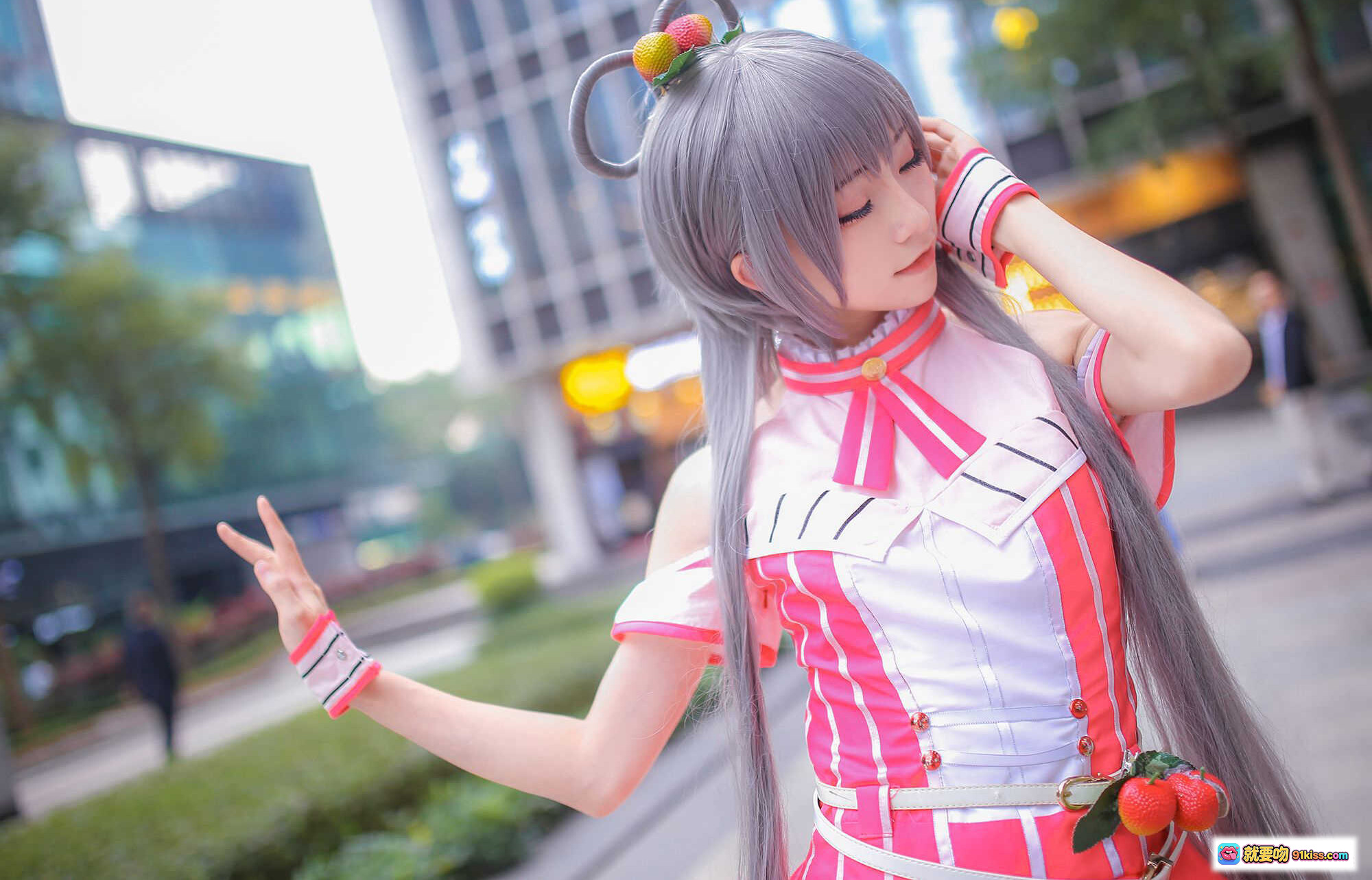 图片[4] - 洛天依X美年达联名COS写真 | 灰发双马尾少女 | 粉白条纹制服裙 | 水果装饰发饰腰带 | 户外街拍清新风 - 就要吻