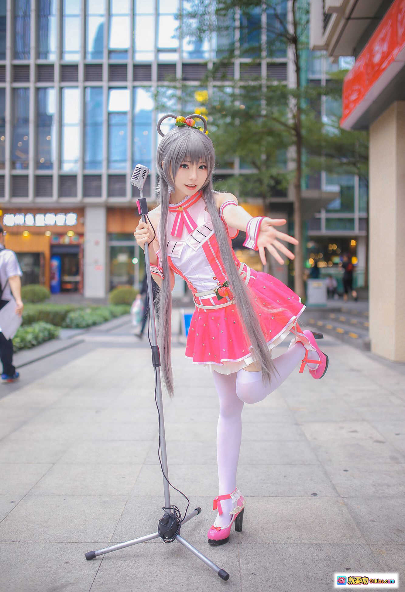 图片[9] - 洛天依X美年达联名COS写真 | 灰发双马尾少女 | 粉白条纹制服裙 | 水果装饰发饰腰带 | 户外街拍清新风 - 就要吻