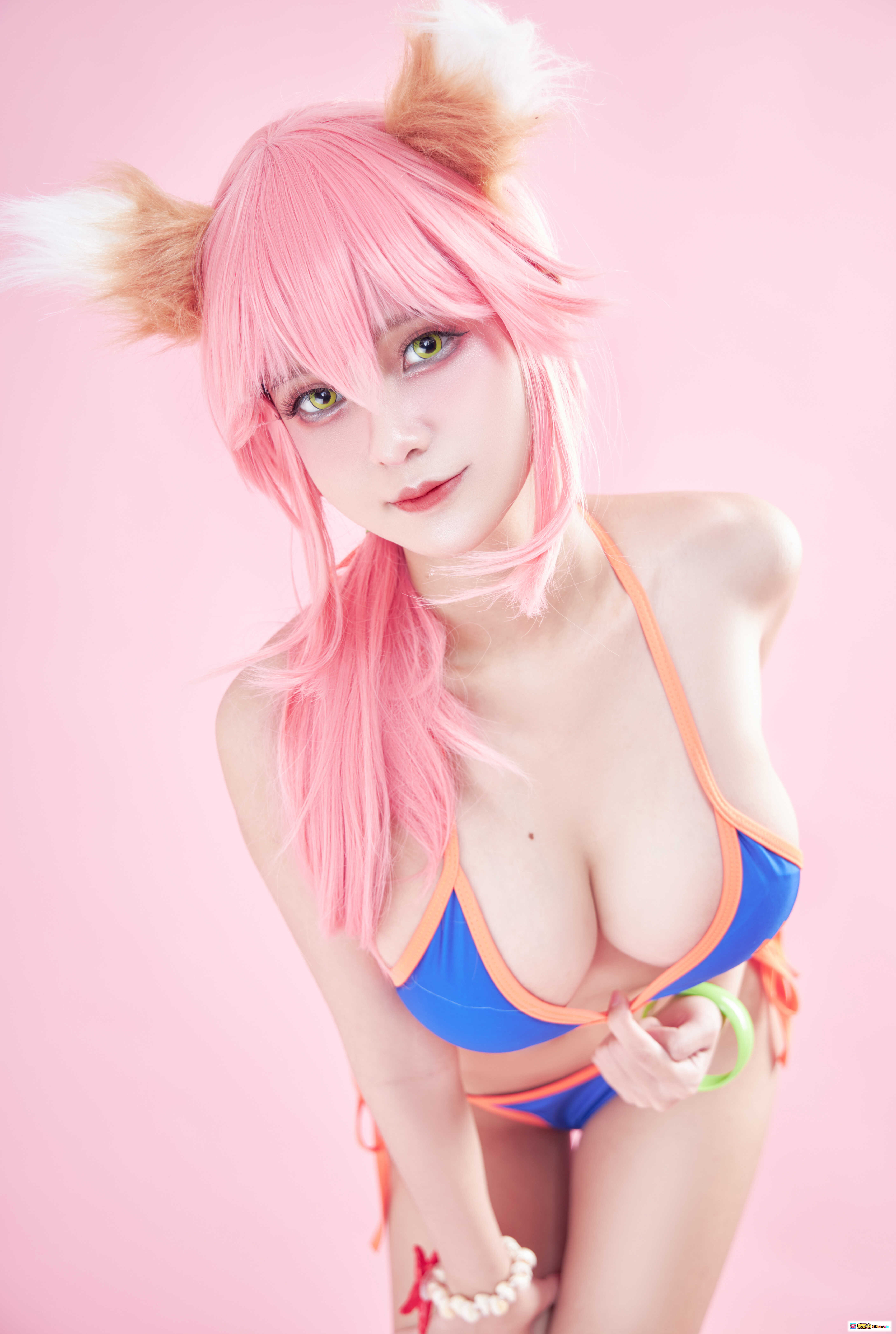 图片[6] - Azami NO.017 玉藻前 Cosplay 粉发狐耳比基尼写真 26P高清美图 粉色背景性感造型 - 就要吻