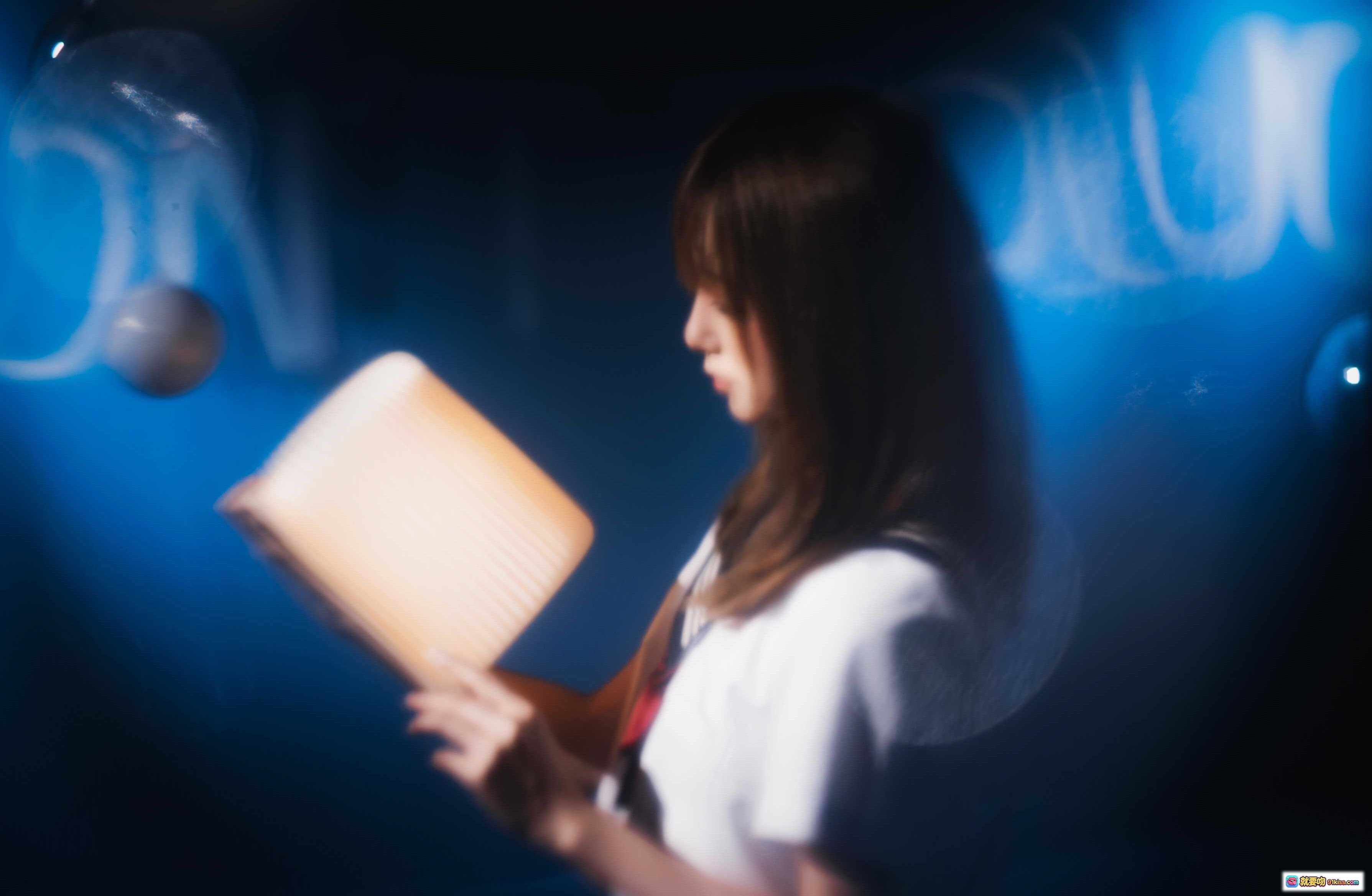 图片[8] - Kitaro绮太郎NO.081十分之七的蓝 | 网格遮面少女写真 | 蓝调光影情绪人像 | 25P高清摄影集 - 就要吻