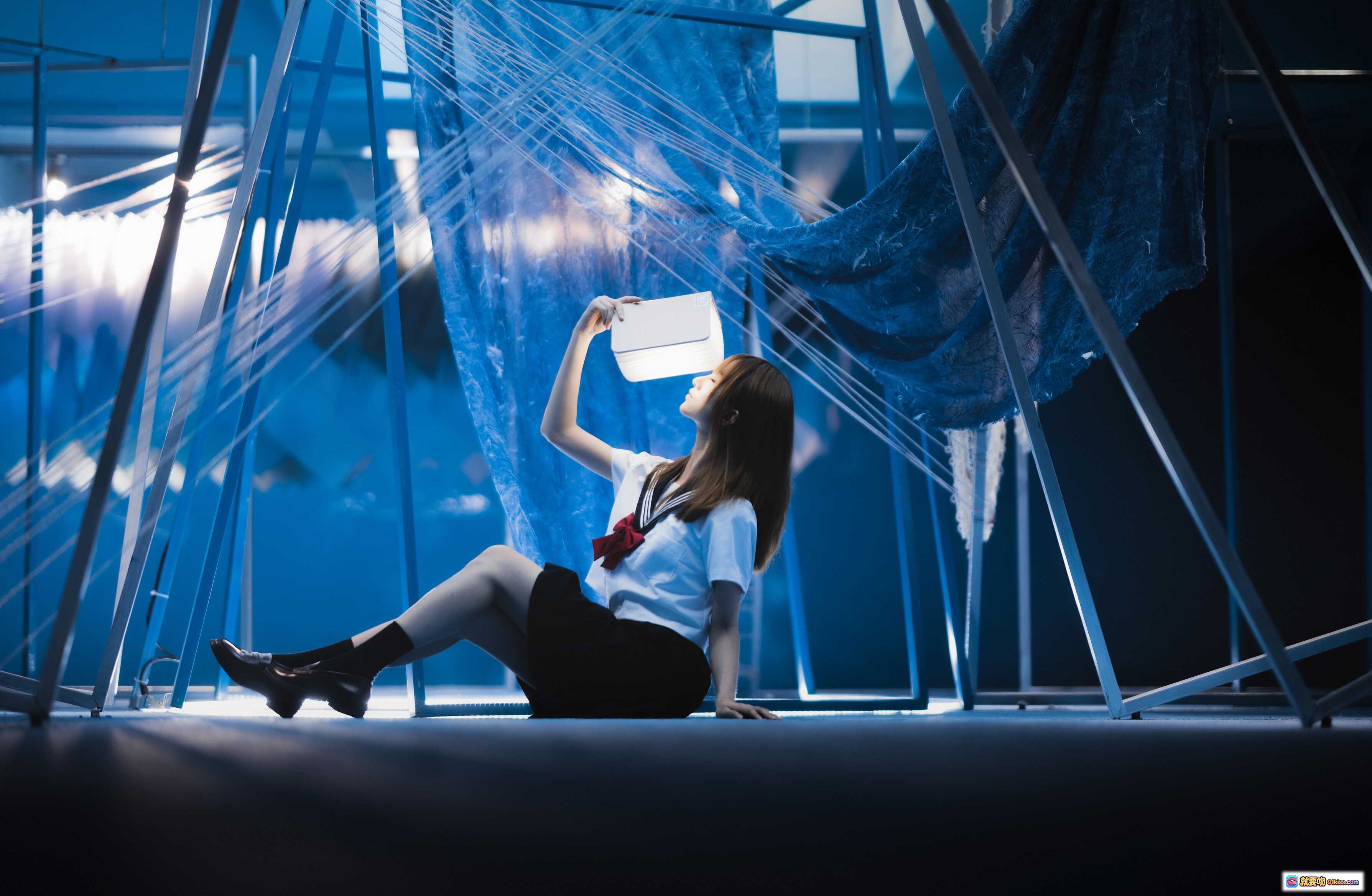 图片[2] - Kitaro绮太郎NO.081十分之七的蓝 | 网格遮面少女写真 | 蓝调光影情绪人像 | 25P高清摄影集 - 就要吻