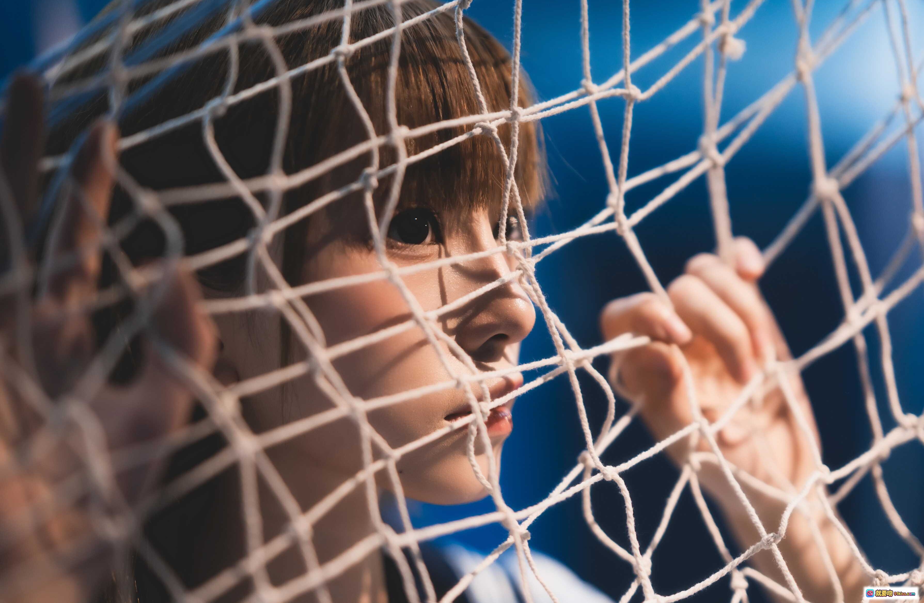 Kitaro绮太郎NO.081十分之七的蓝 | 网格遮面少女写真 | 蓝调光影情绪人像 | 25P高清摄影集 - 就要吻