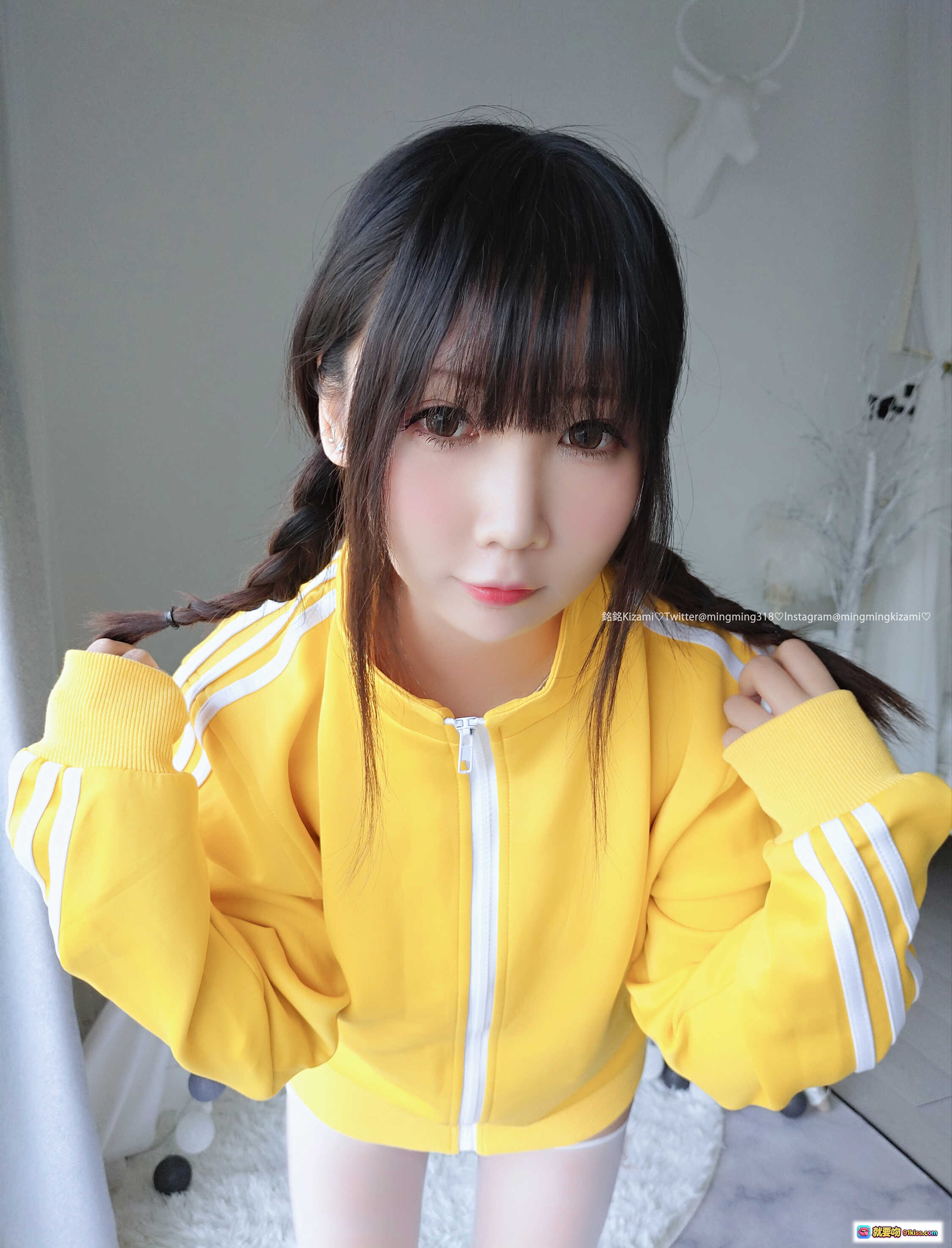 图片[4] - 铭铭Kizami Vol.013 自撮写真｜黄色运动外套+双马尾+白丝美腿｜清新少女风私房摄影 - 就要吻
