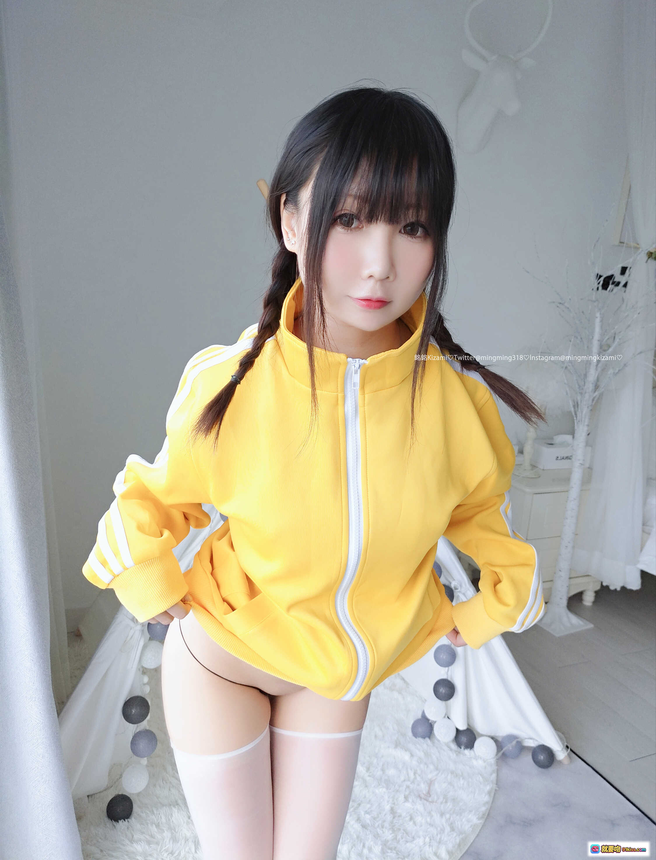铭铭Kizami Vol.013 自撮写真｜黄色运动外套+双马尾+白丝美腿｜清新少女风私房摄影 - 就要吻