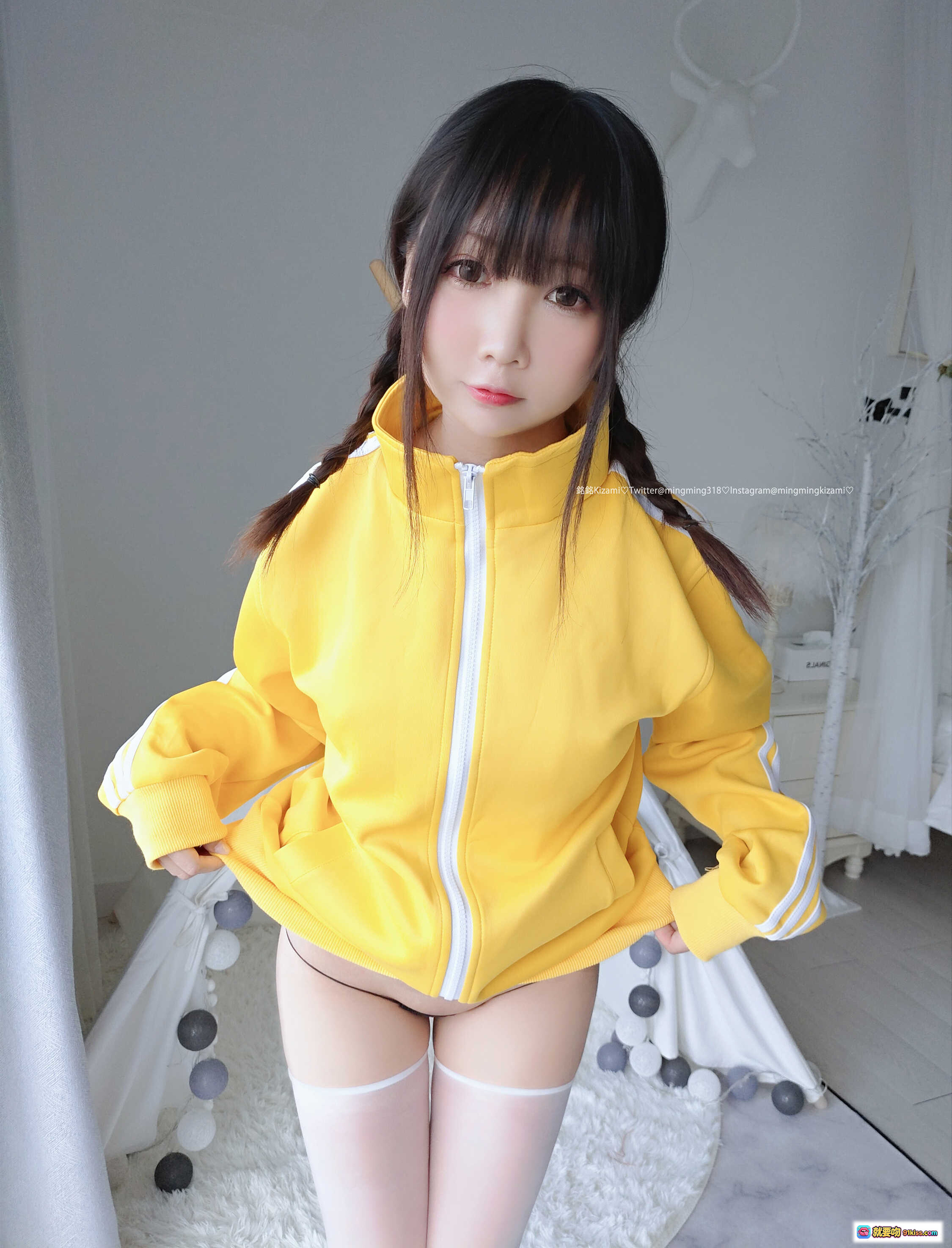 图片[8] - 铭铭Kizami Vol.013 自撮写真｜黄色运动外套+双马尾+白丝美腿｜清新少女风私房摄影 - 就要吻