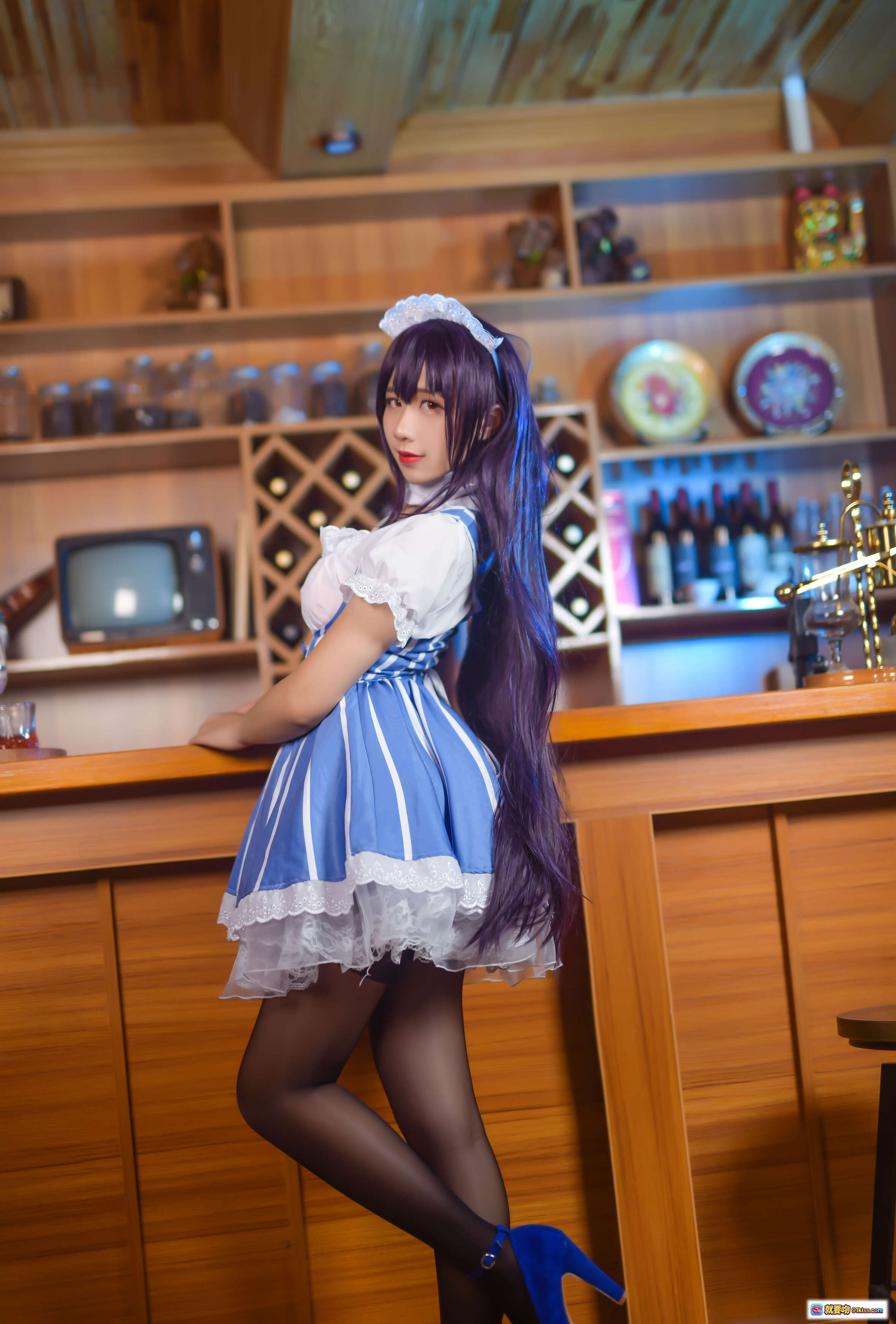 图片[3] - 九曲Jean NO.026 霞之丘诗羽女仆装Cosplay写真 蓝白条纹裙 黑丝高跟 木质吧台场景 34P高清图集 - 就要吻