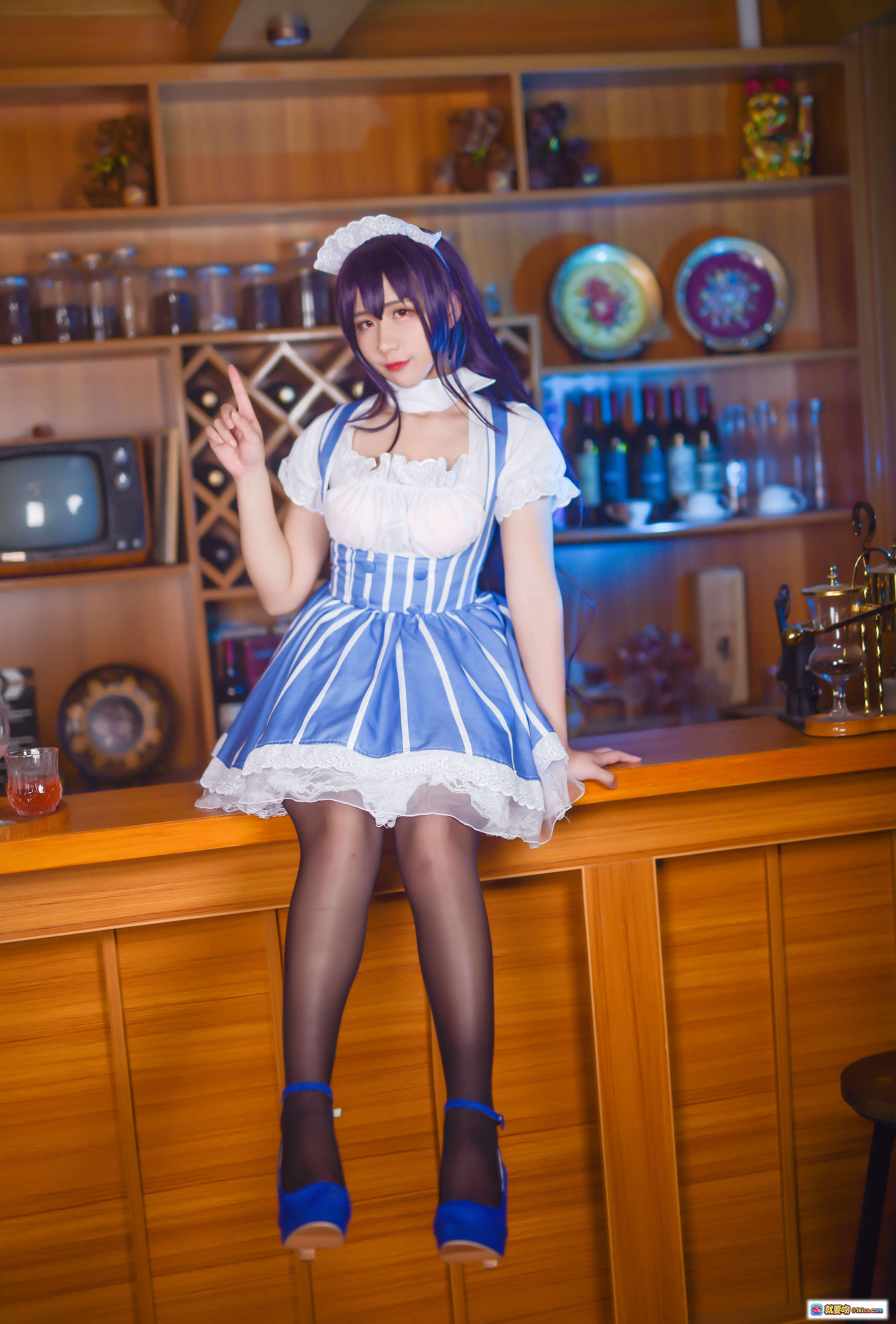 图片[2] - 九曲Jean NO.026 霞之丘诗羽女仆装Cosplay写真 蓝白条纹裙 黑丝高跟 木质吧台场景 34P高清图集 - 就要吻