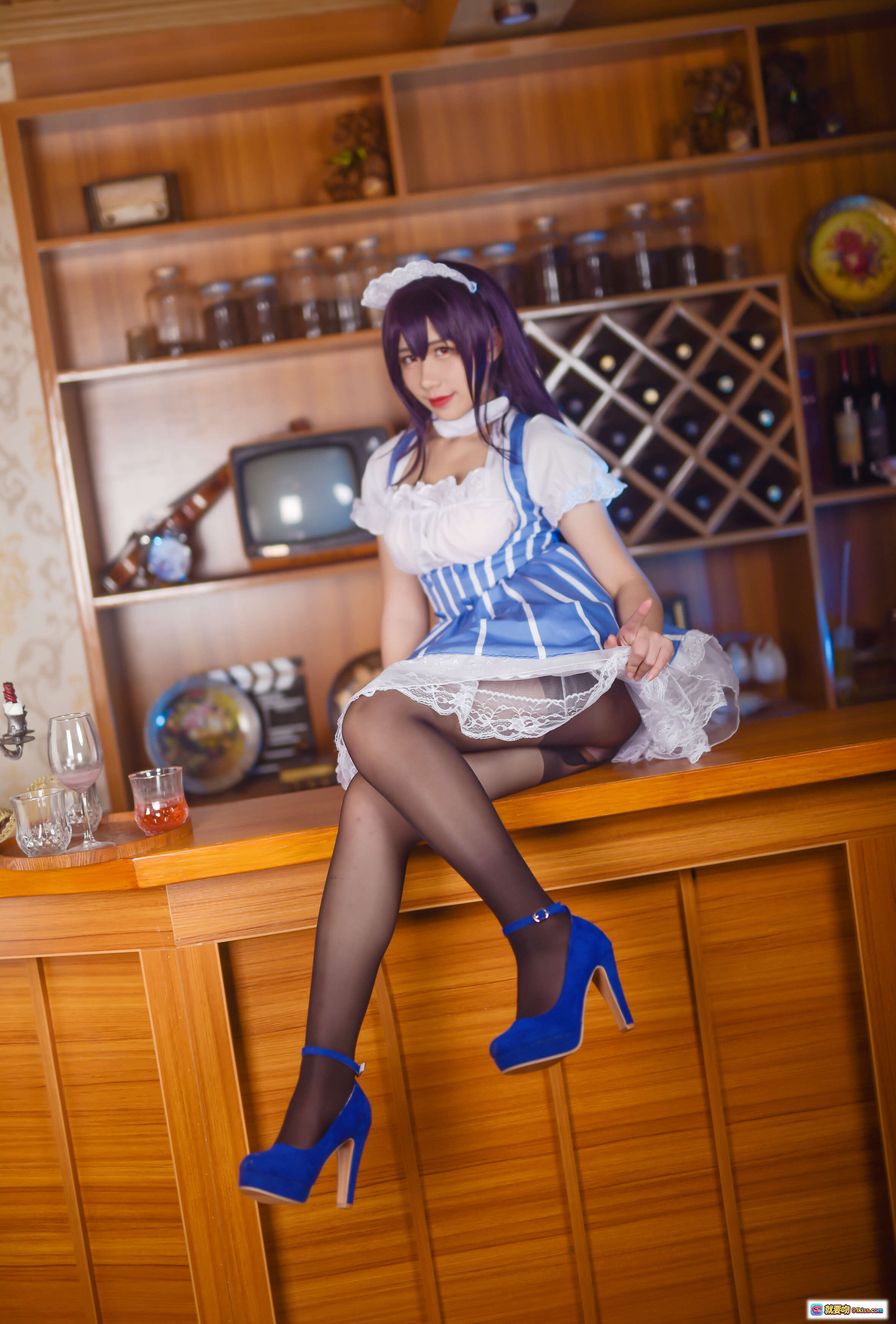 图片[5] - 九曲Jean NO.026 霞之丘诗羽女仆装Cosplay写真 蓝白条纹裙 黑丝高跟 木质吧台场景 34P高清图集 - 就要吻