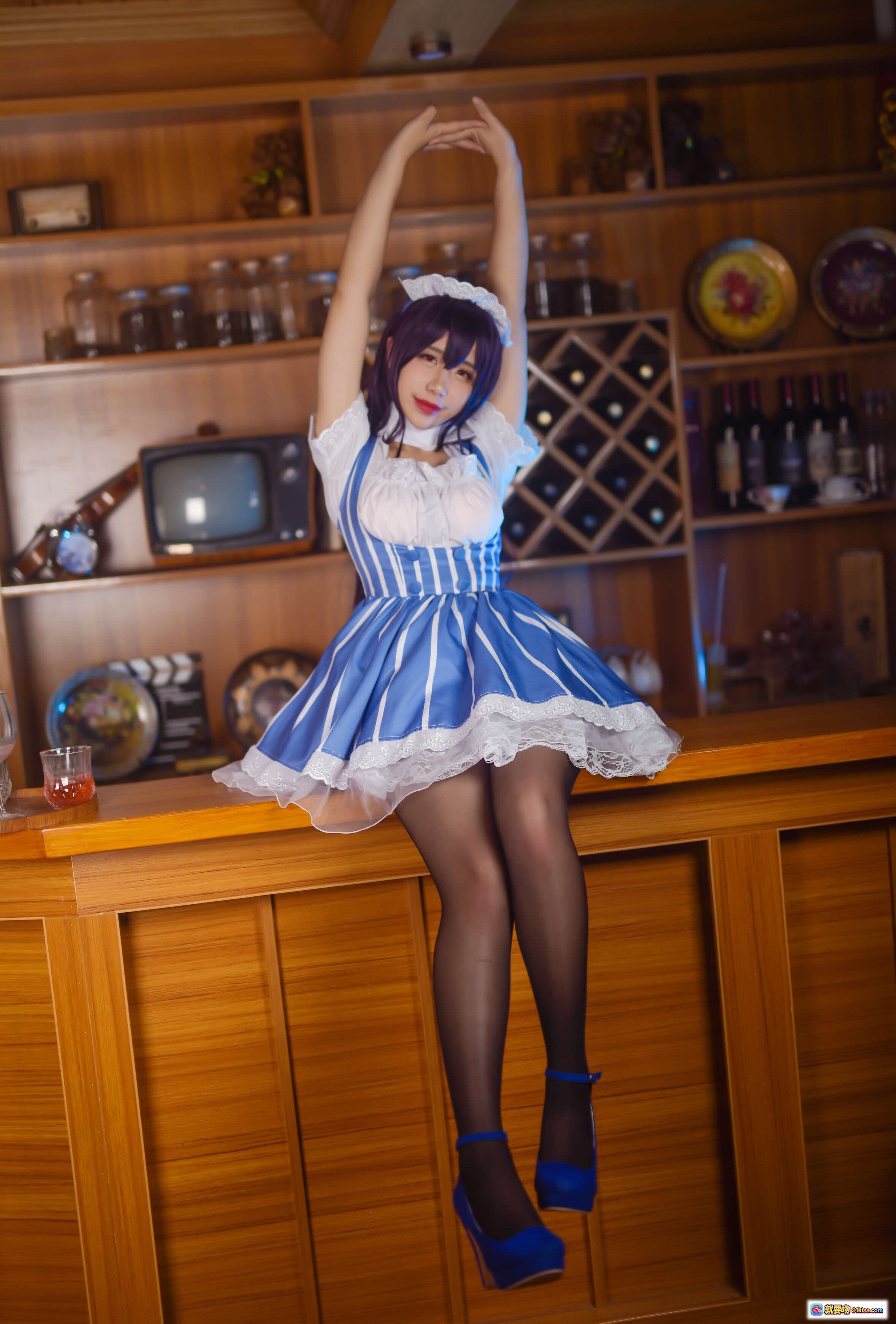 图片[9] - 九曲Jean NO.026 霞之丘诗羽女仆装Cosplay写真 蓝白条纹裙 黑丝高跟 木质吧台场景 34P高清图集 - 就要吻