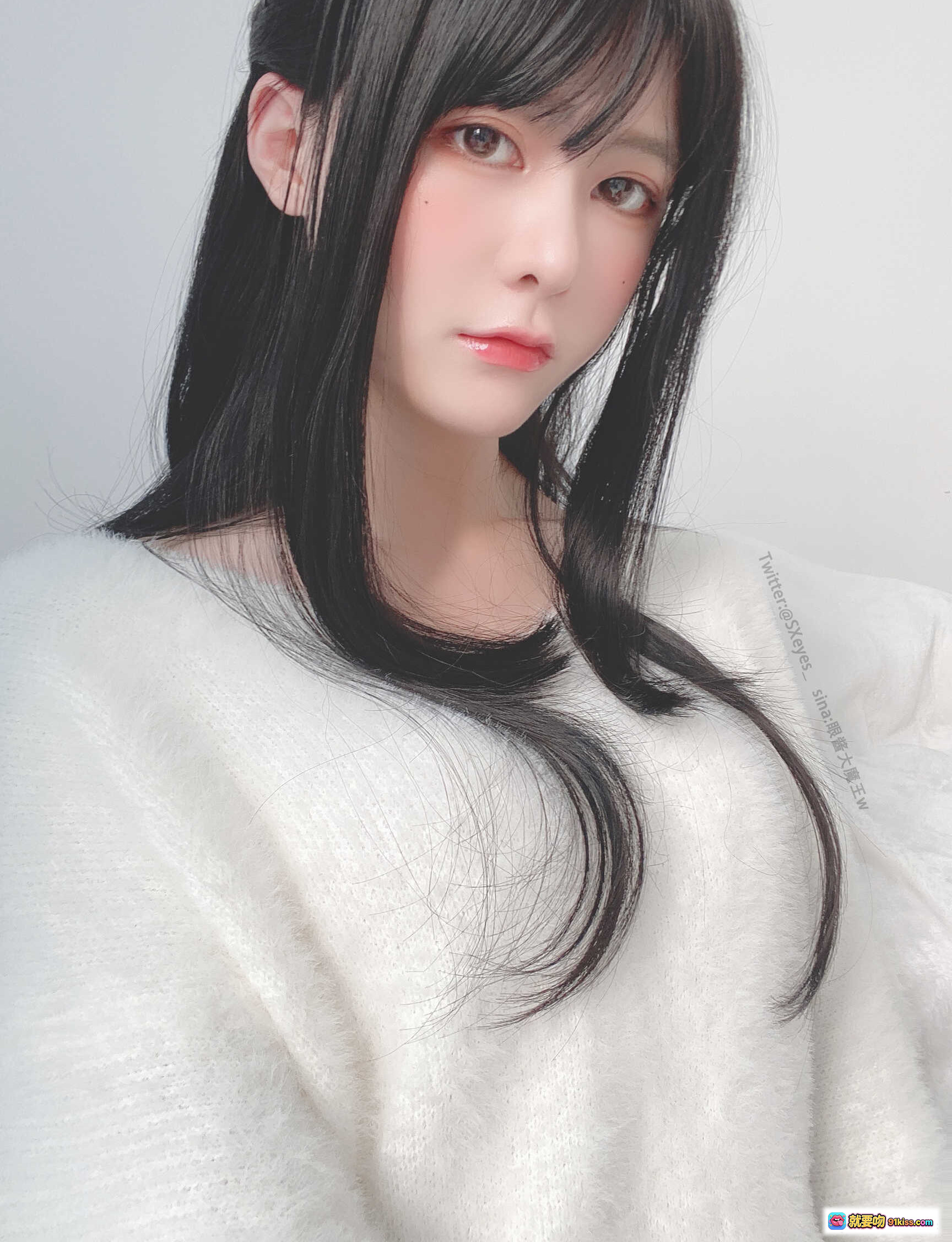 图片[5] - 眼酱大魔王w NO.030 毛衣黑丝写真 39P高清美图 白色毛绒上衣+黑色丝袜性感坐姿 甜美御姐风私房照 - 就要吻