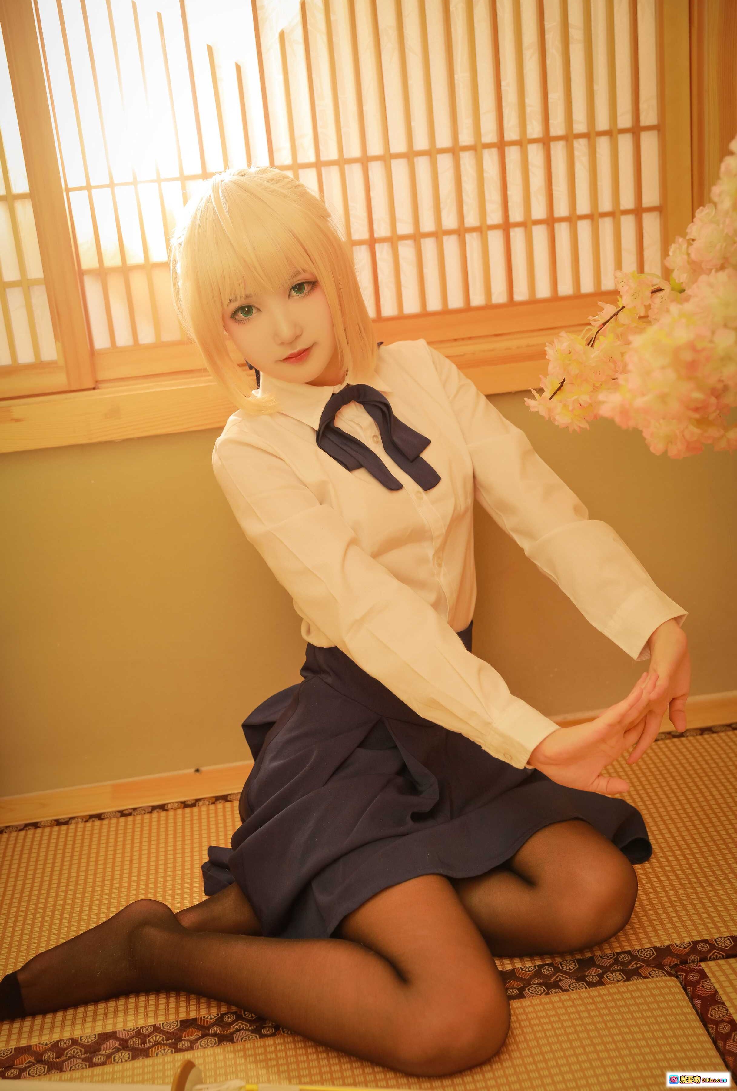 图片[6] - Saber常服Cosplay日式和风室内写真 金发少女跪坐榻榻米手持茶杯 温柔侧颜阳光透过格子窗氛围感满满 - 就要吻