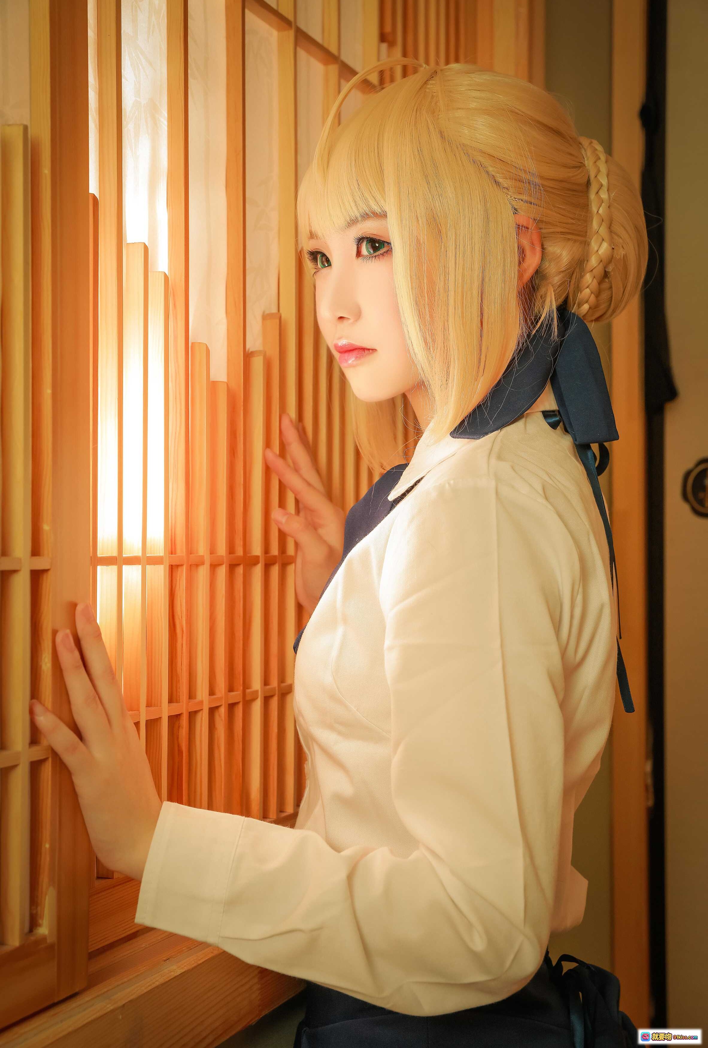 图片[2] - Saber常服Cosplay日式和风室内写真 金发少女跪坐榻榻米手持茶杯 温柔侧颜阳光透过格子窗氛围感满满 - 就要吻