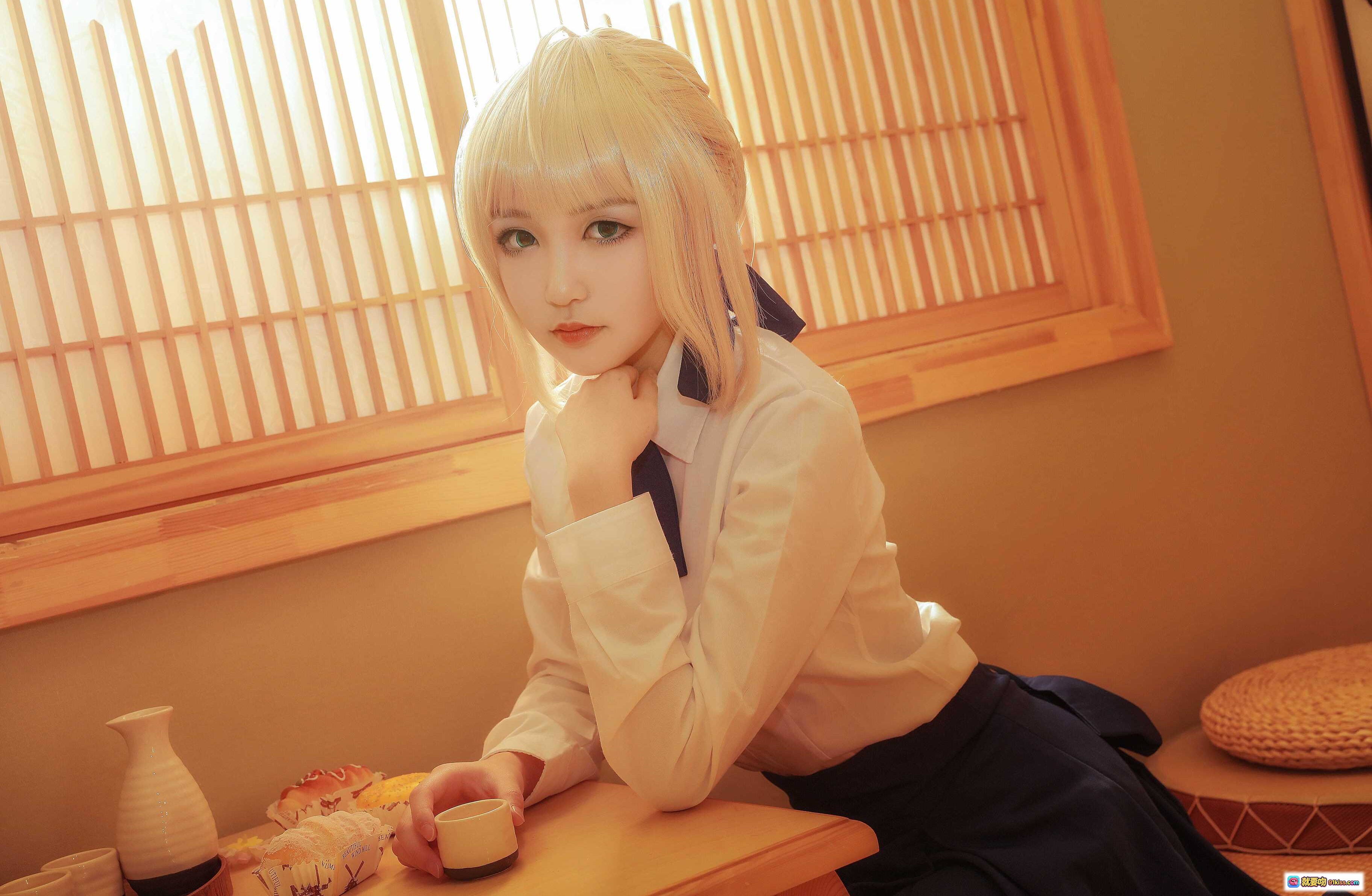 图片[8] - Saber常服Cosplay日式和风室内写真 金发少女跪坐榻榻米手持茶杯 温柔侧颜阳光透过格子窗氛围感满满 - 就要吻