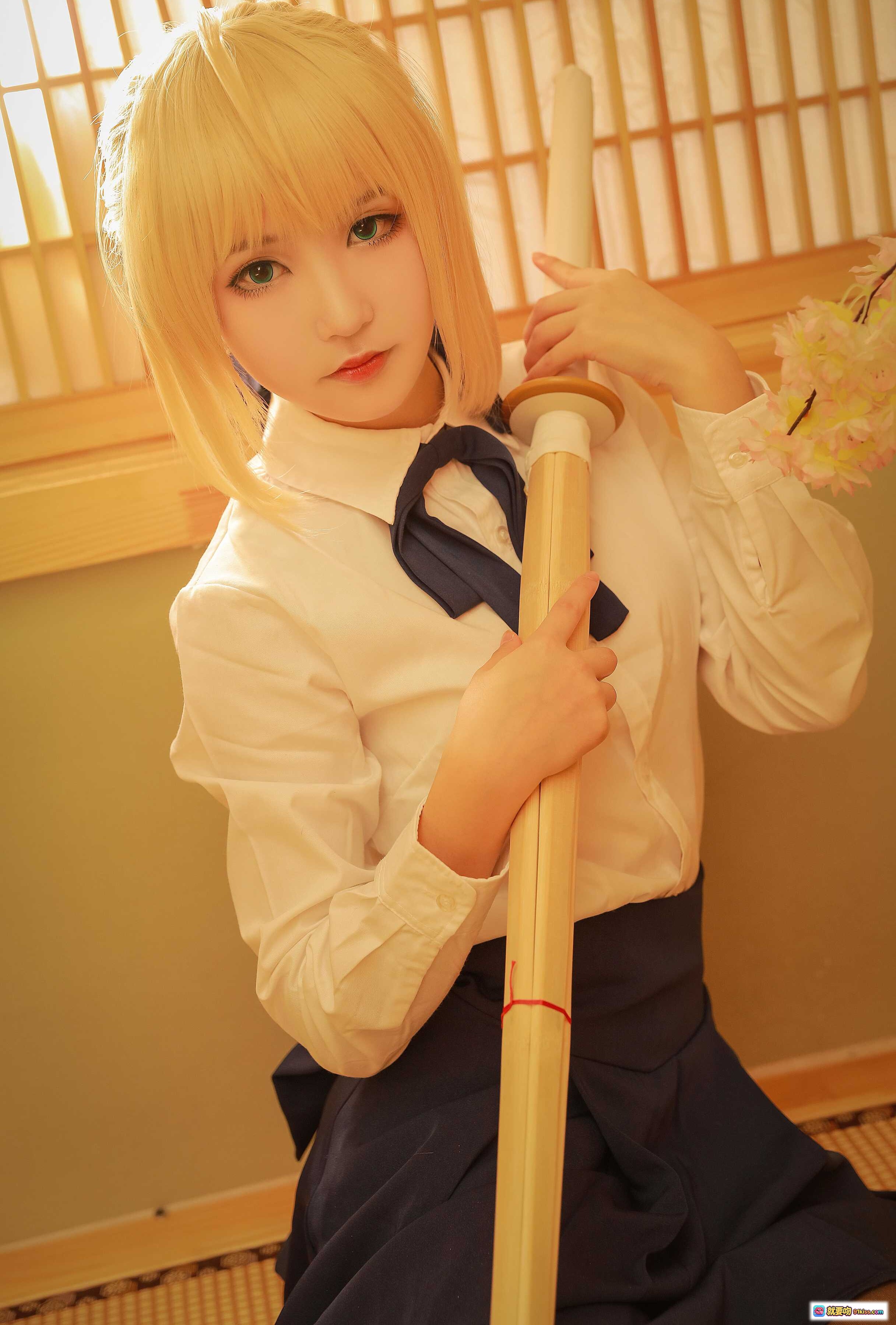 图片[7] - Saber常服Cosplay日式和风室内写真 金发少女跪坐榻榻米手持茶杯 温柔侧颜阳光透过格子窗氛围感满满 - 就要吻