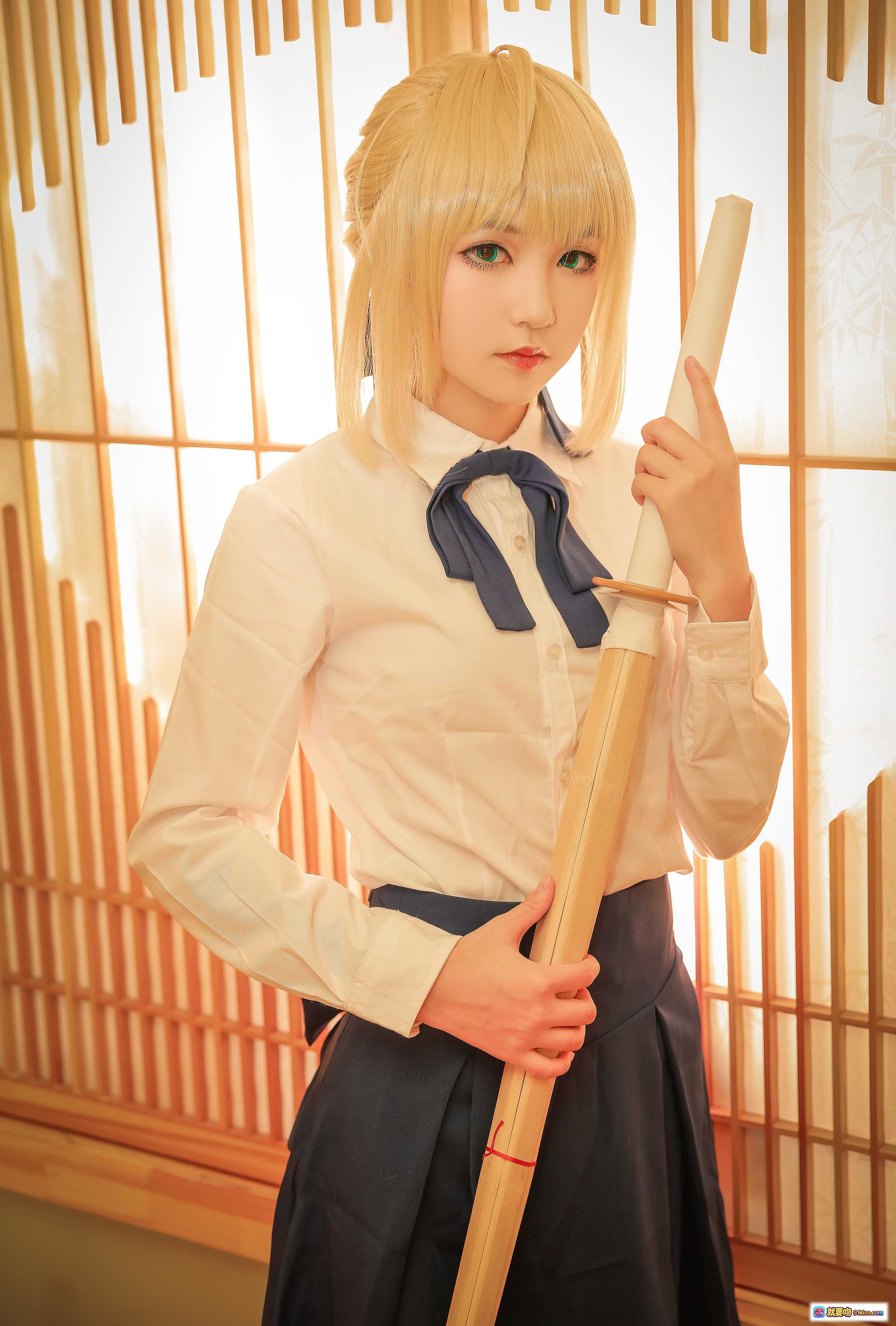 图片[9] - Saber常服Cosplay日式和风室内写真 金发少女跪坐榻榻米手持茶杯 温柔侧颜阳光透过格子窗氛围感满满 - 就要吻