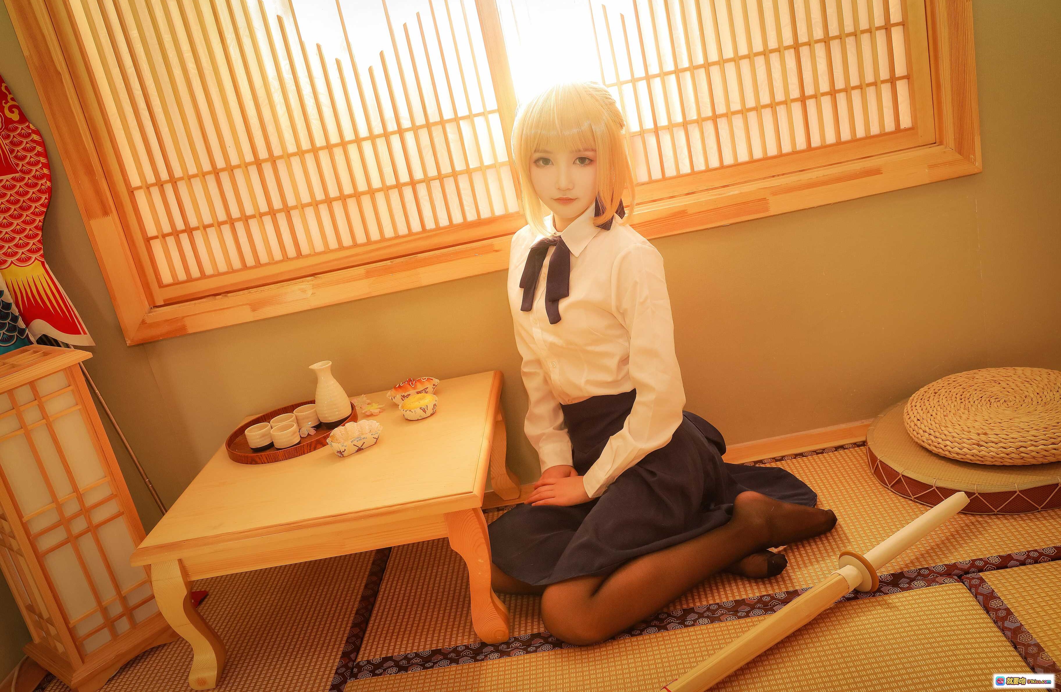 图片[5] - Saber常服Cosplay日式和风室内写真 金发少女跪坐榻榻米手持茶杯 温柔侧颜阳光透过格子窗氛围感满满 - 就要吻